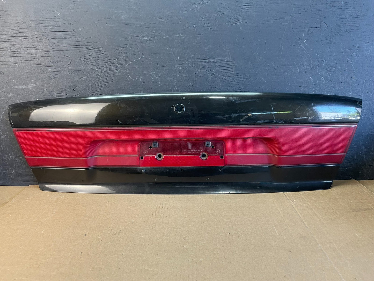1997 - 1999 Saturn SL2 Sedan Center Tail Light Lid Trunk Rear Panel AD0052 DG0