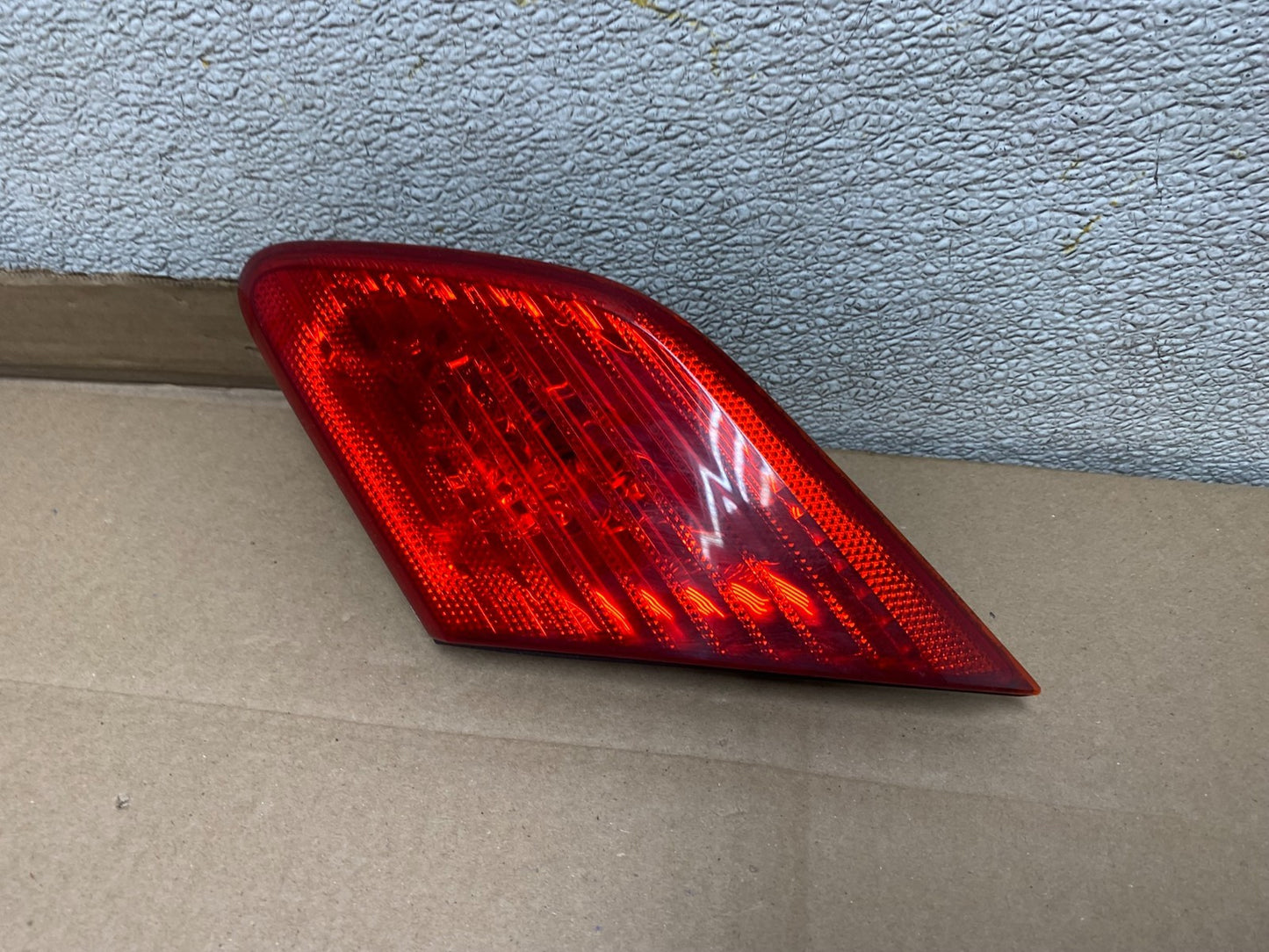 2003 to 2004 Toyota Avalon Right Passenger RH Inner Tail Light OEM U6548 DW1