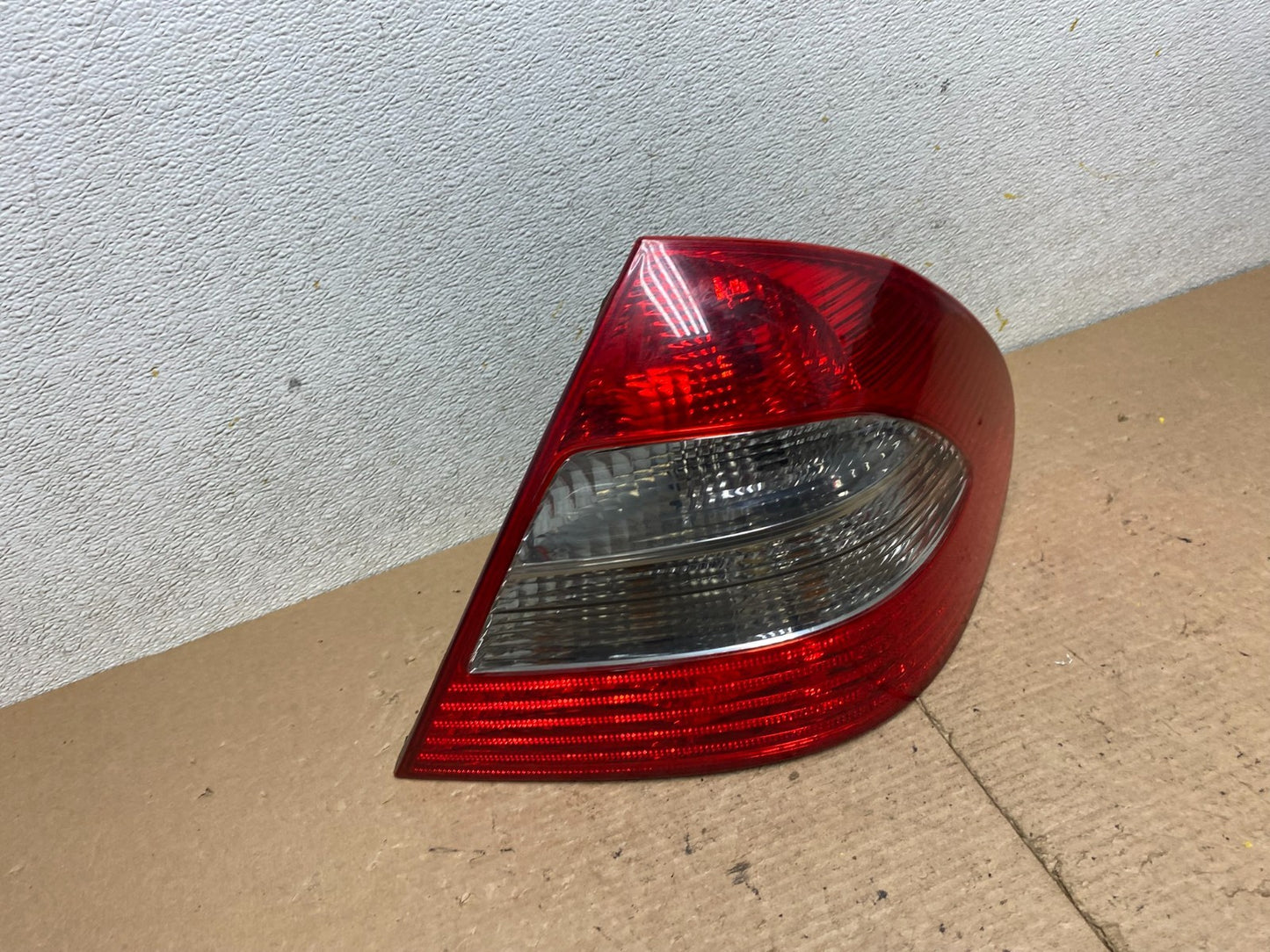 2007 - 2009 Mercedes E E320 E500 Sedan Right Passenger Tail Light OEM P4366 DW2