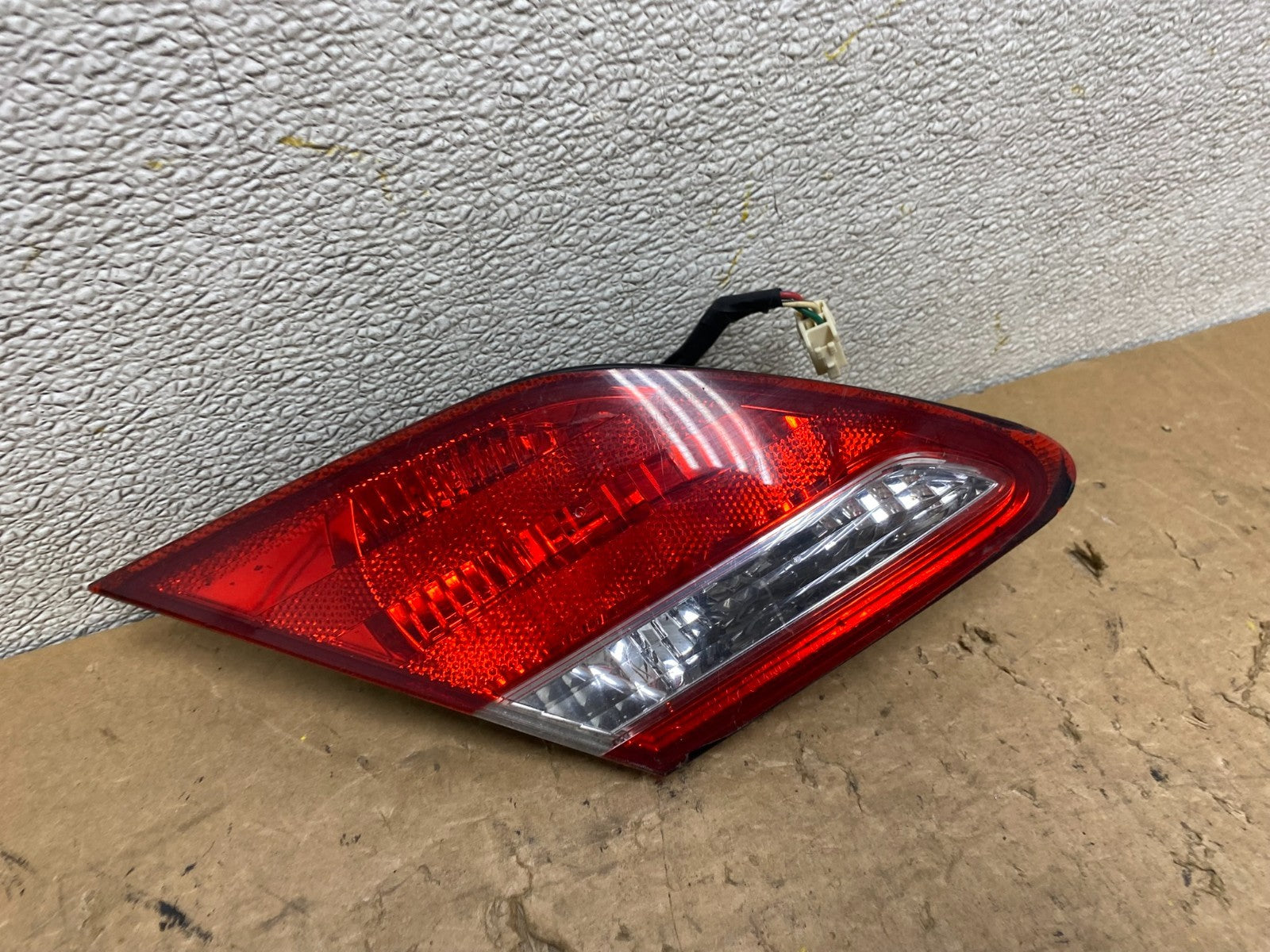 2005-2010 Toyota Avalon Left Driver LH Side Tail Light Inner V8539 DW2