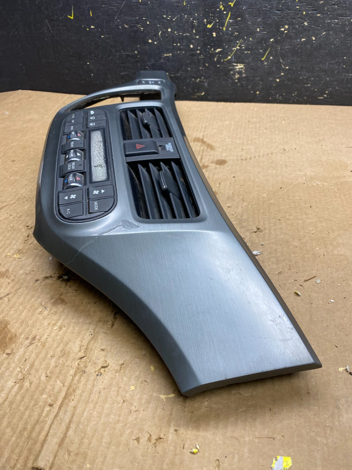 2005 to 2010 Honda Odyssey  Radio Climate Control Dash Trim Bezel Z4455 DG3