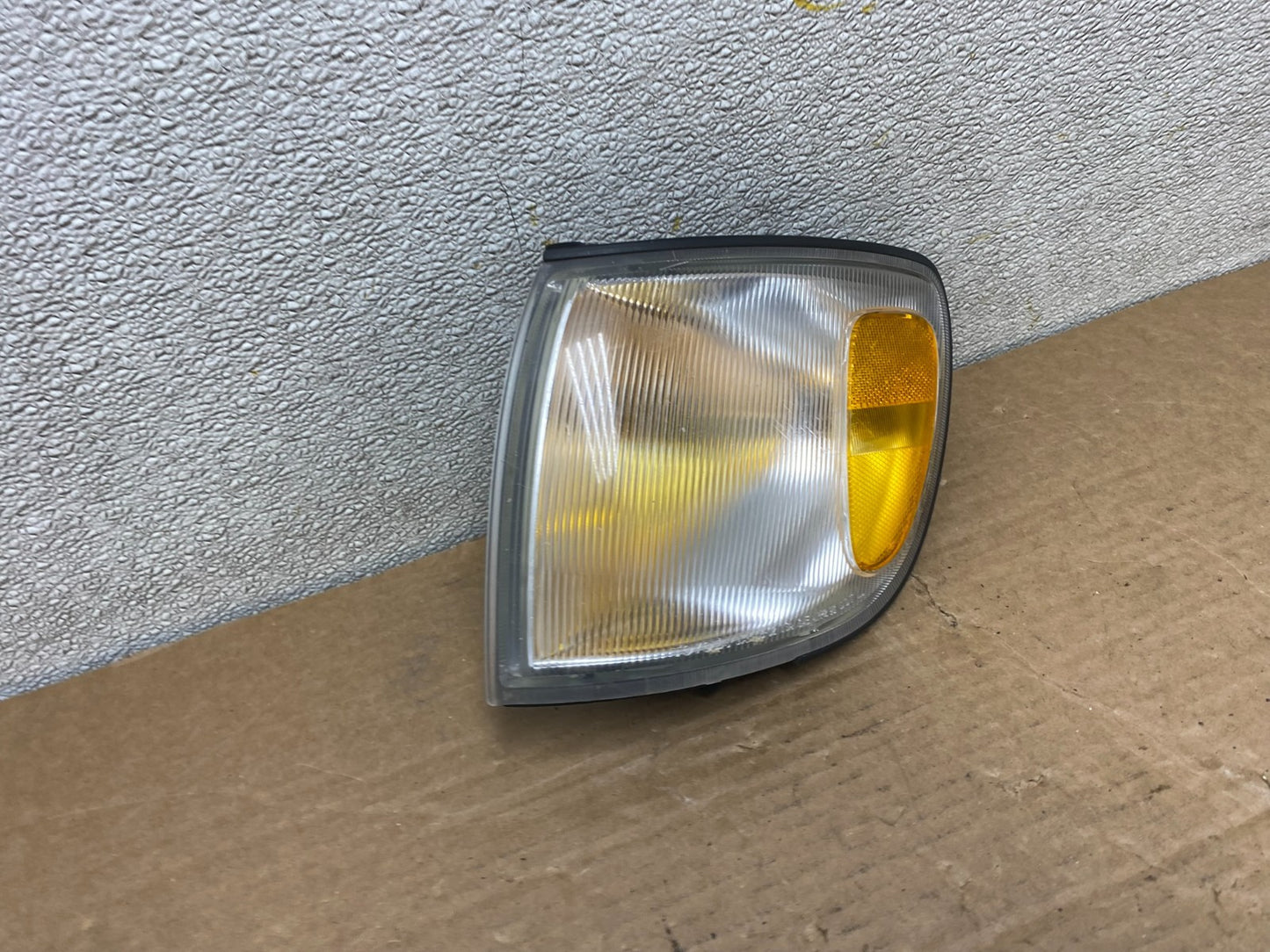 1998 to 2000 Toyota Sienna Left Driver Side Turn Signal Marker Lamp Z1386 DW2