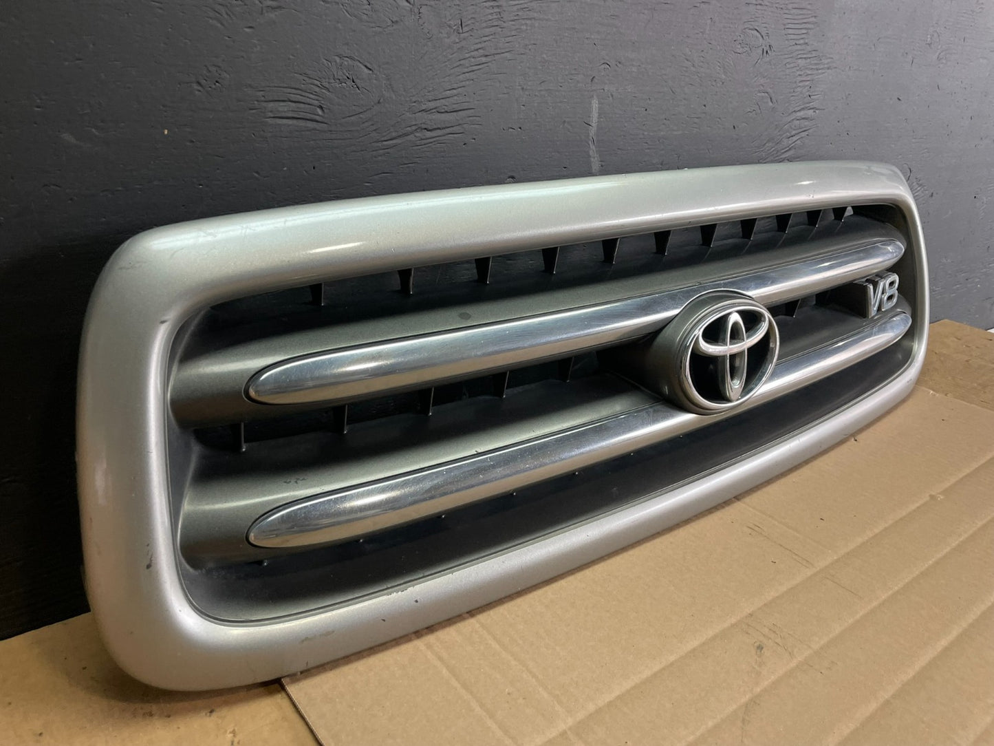 2001 to 2004 Toyota Sequoia Front Upper Grill Grille W/ Emblem Oem AB7578 DG1