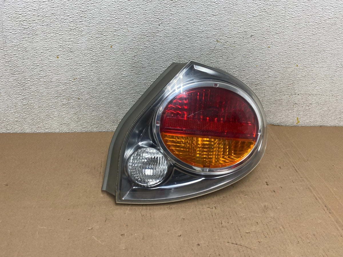 2002 2003 Nissan Maxima Right Passenger RH Side Tail Light M0385 DW0