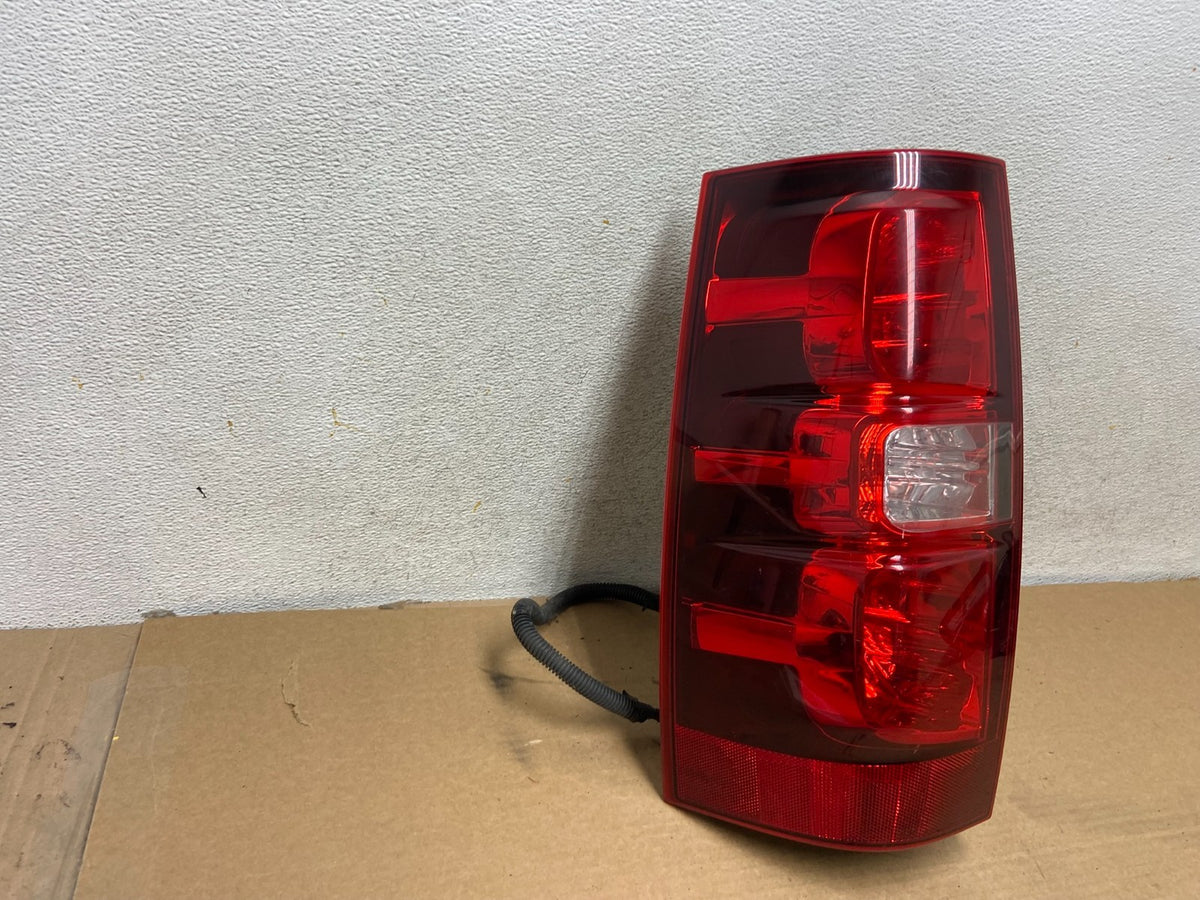 2008-2014 Chevrolet Tahoe Suburban Driver Lh Left Side Tail Light AH4453 DW1