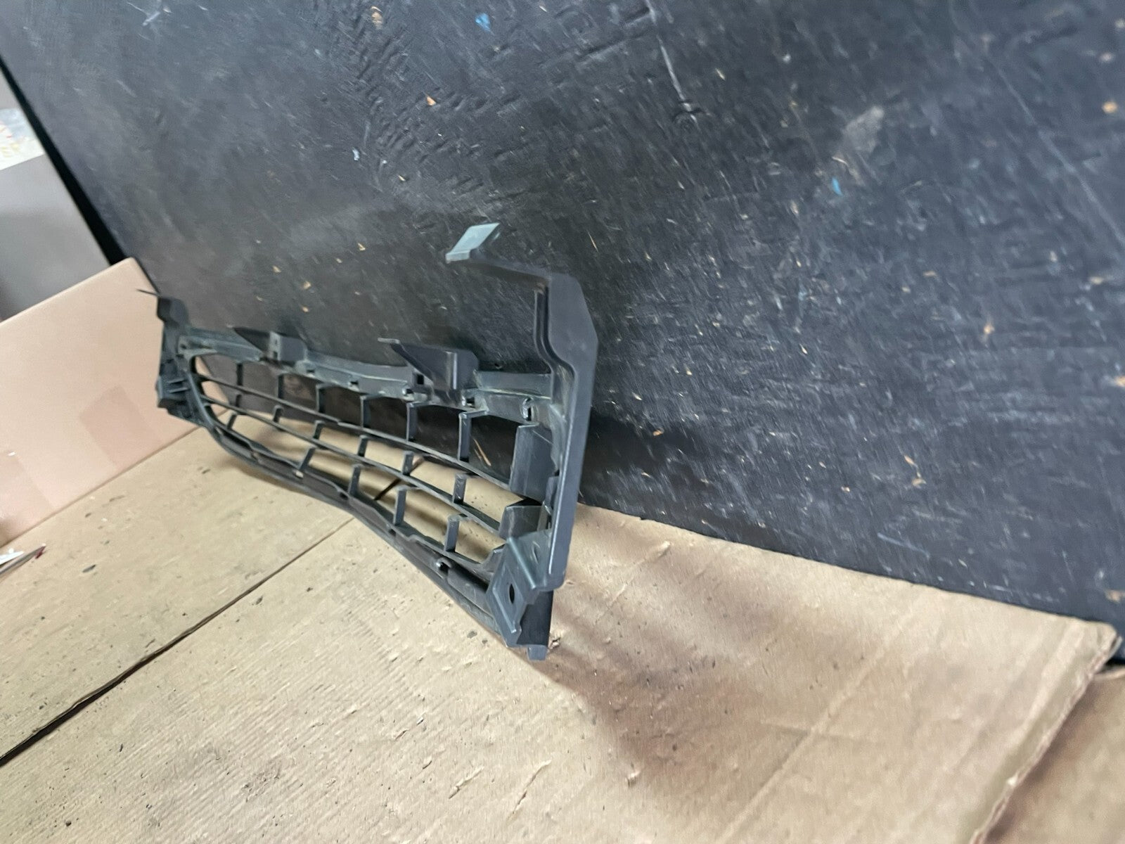 2014 to 2016 Chevrolet Malibu Front Bumper Center Grille Black 22995188 n5677 DG5
