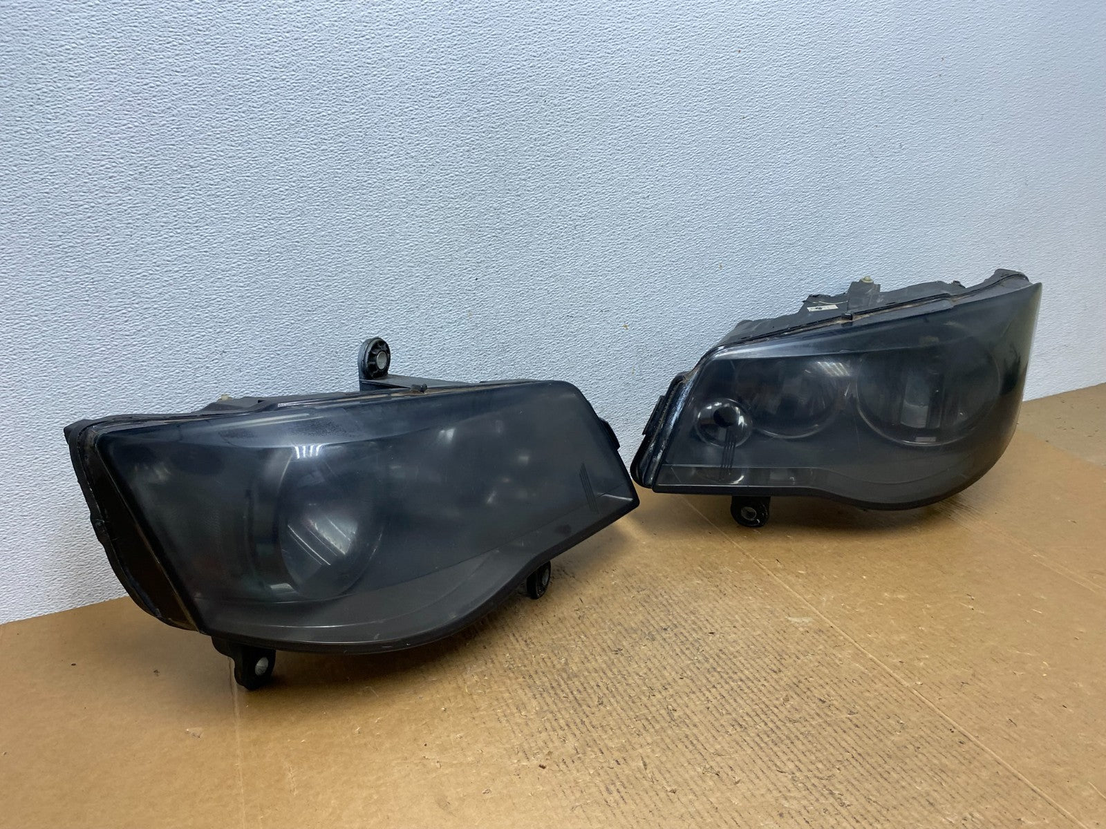 2008 to 2016 Chrysler Town and Country Left+Right Side Headlights AE1219 DW2