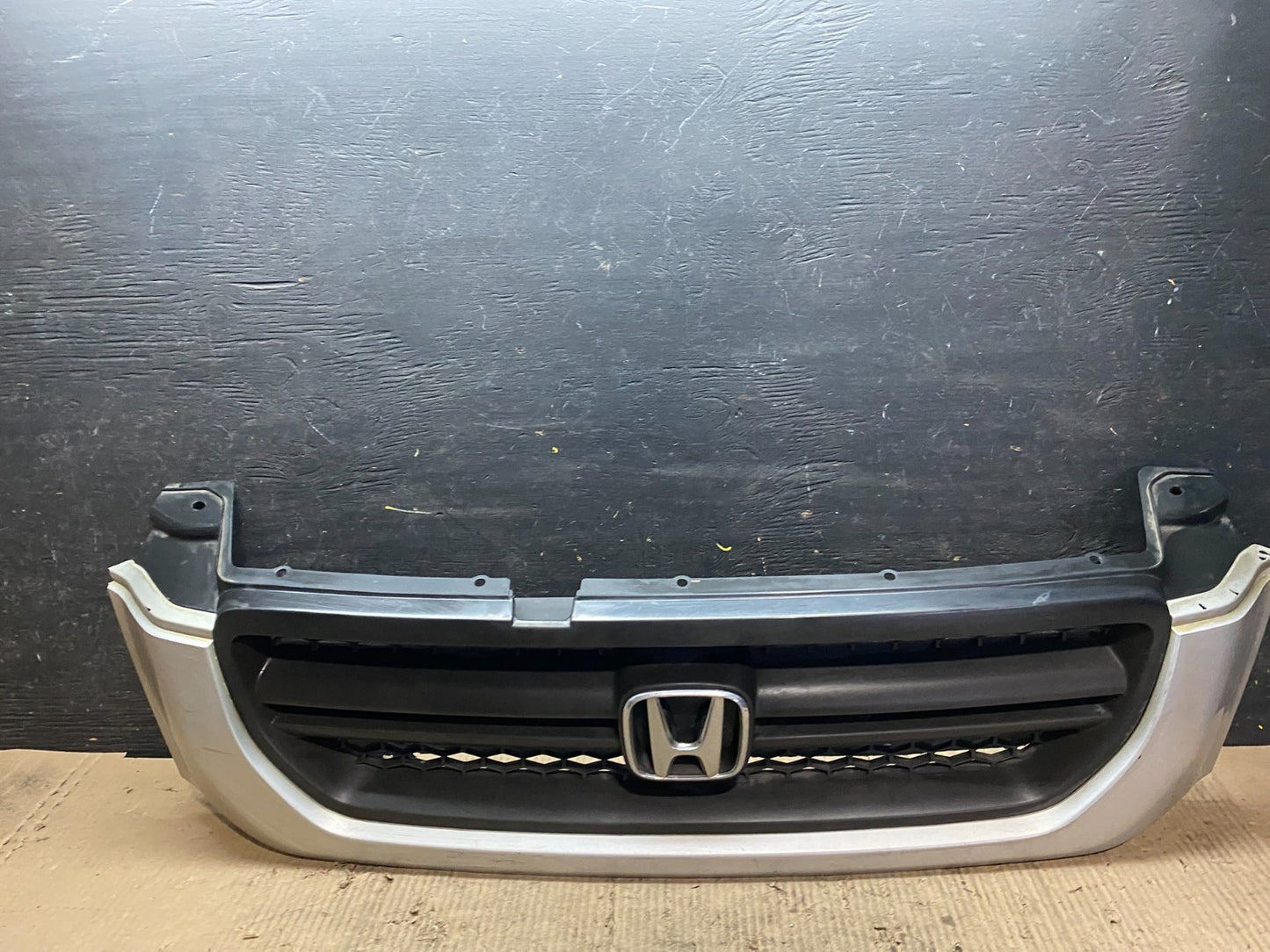 2003 2004 2005 Honda Pilot Front Upper Grill Grille Aftermarket V4319 DG0