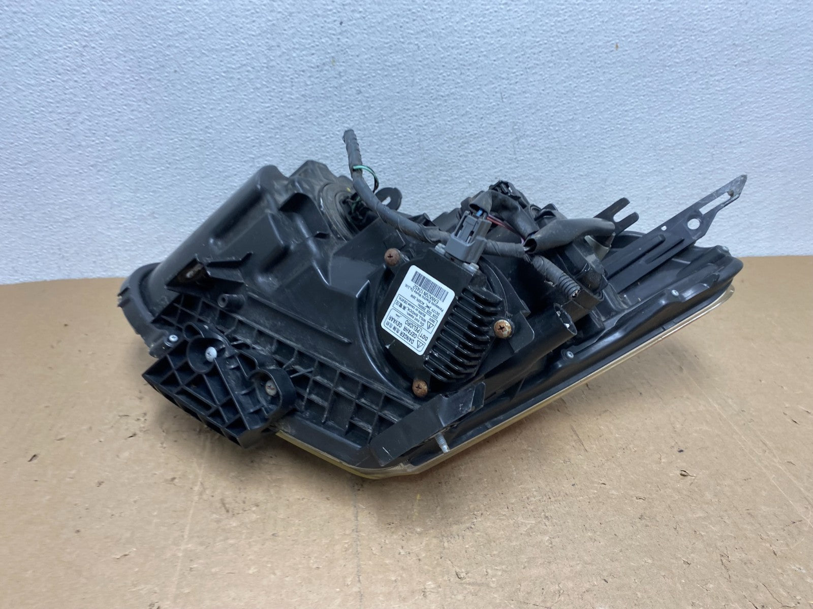 2009-2013 Nissan Rogue Right Passenger Xenon HID Headlight AC6082 DW6