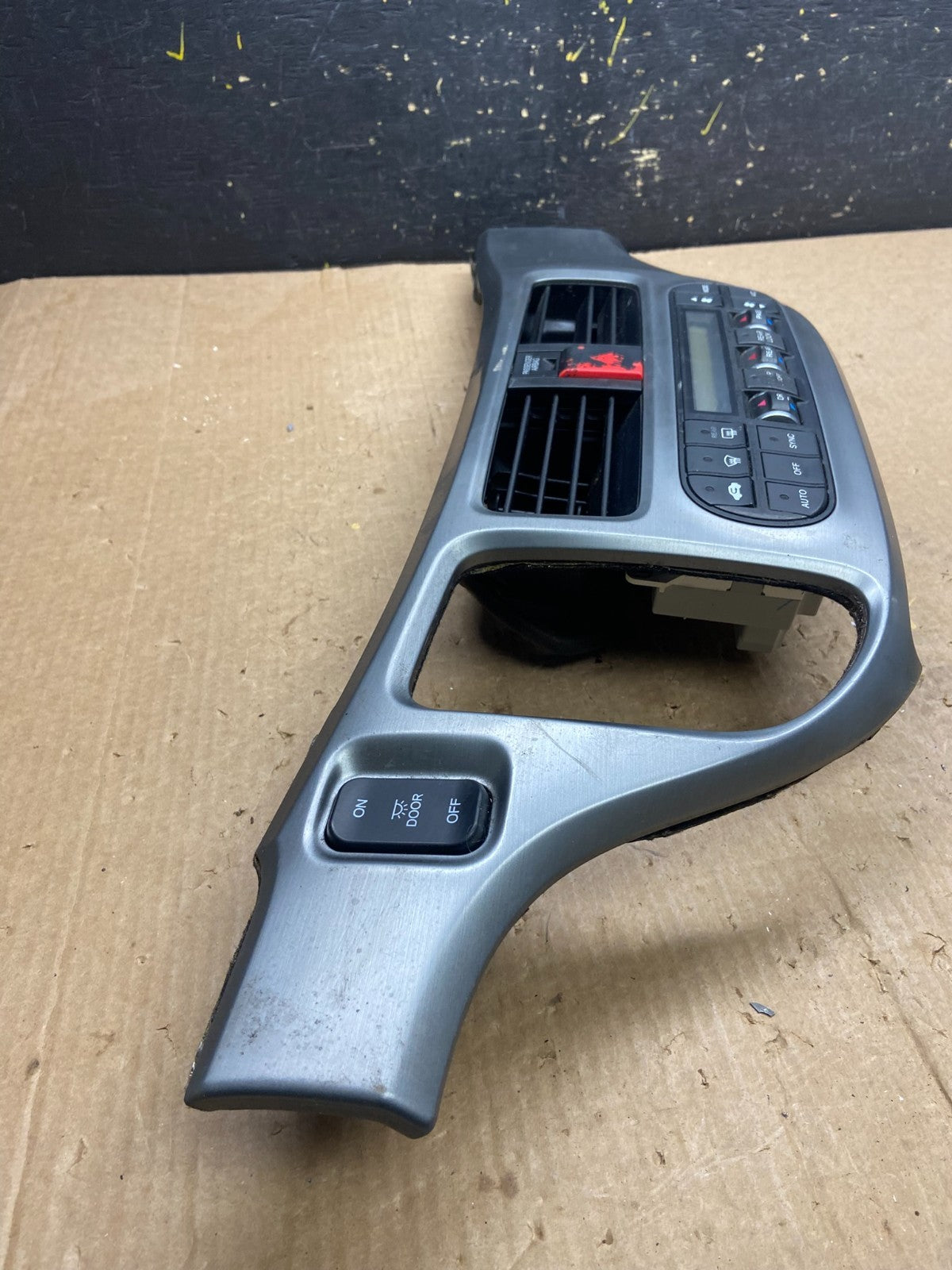 2005 to 2010 Honda Odyssey  Radio Climate Control Dash Trim Bezel Z4258 DG2