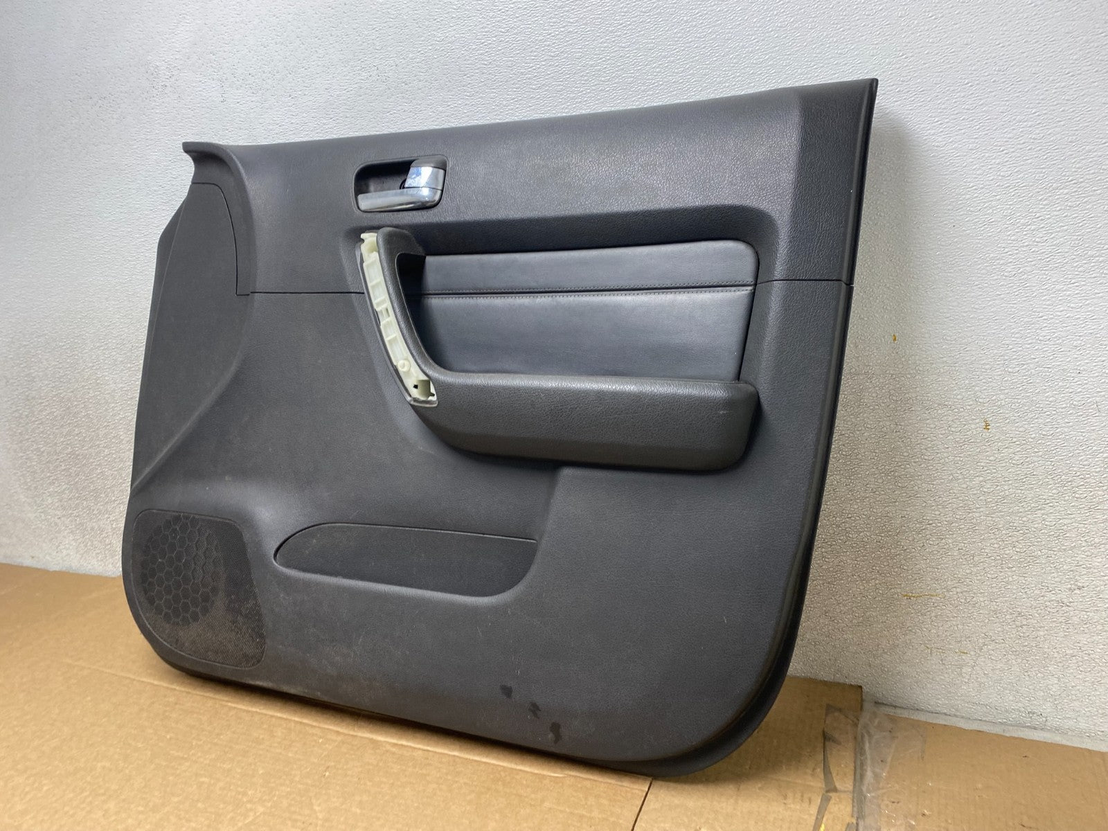 2006 to 2010 Hummer H3 Front Right Passenger Interior Door Panel OEM Z1280 DG1