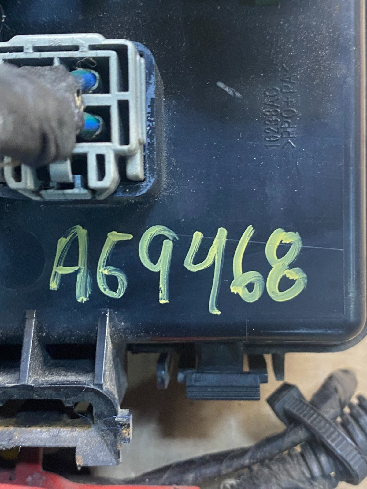 2006 2007 Chrysler 300 Totally Integrated Power Module Fuse Box TIPM AG9468 DW7
