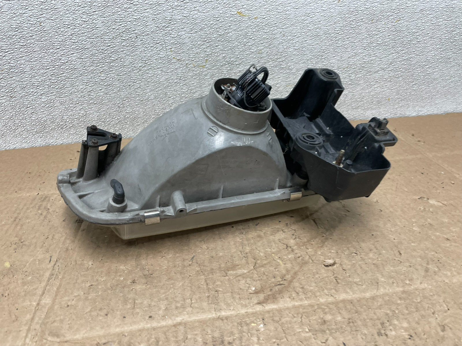 1996 to 1998 Mazda MPV Left Driver LH Headlight OEM Y8915 DW5