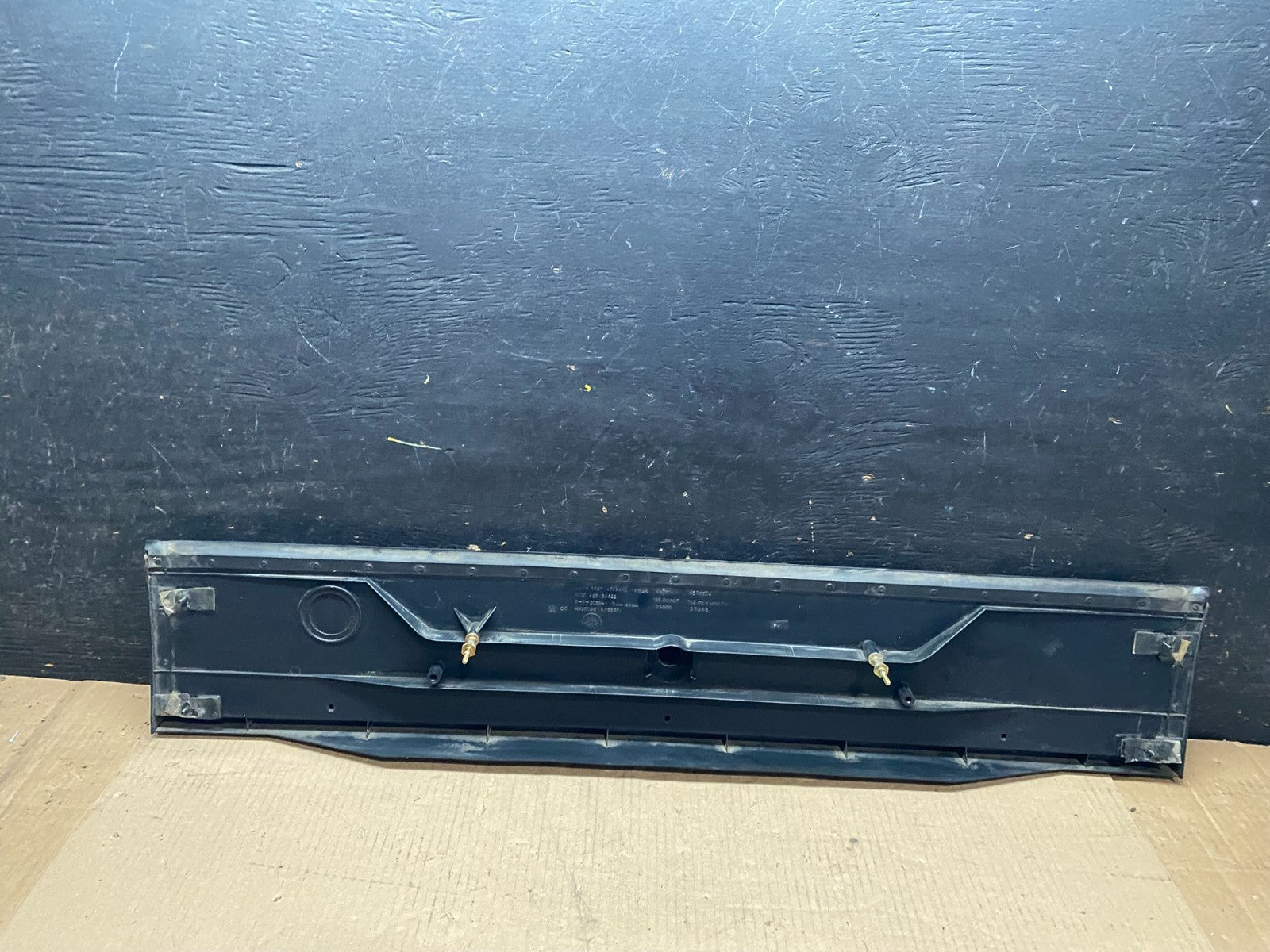 1993 to 1995 Chrysler LeBaron Center Tail Light Panel Trim u7515 DG4