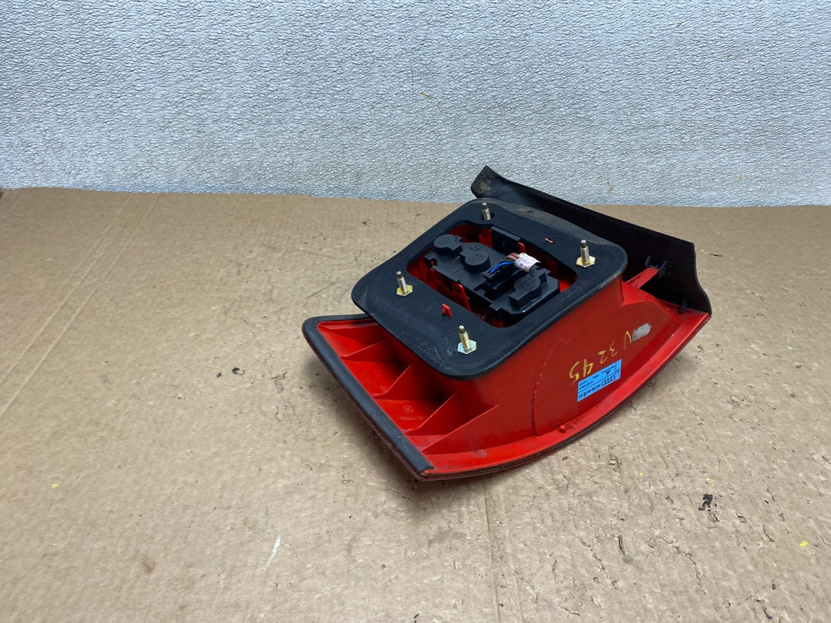 2001-2005 Audi A6 Wagon Right Passenger RH Side Tail Light V3245 DW3