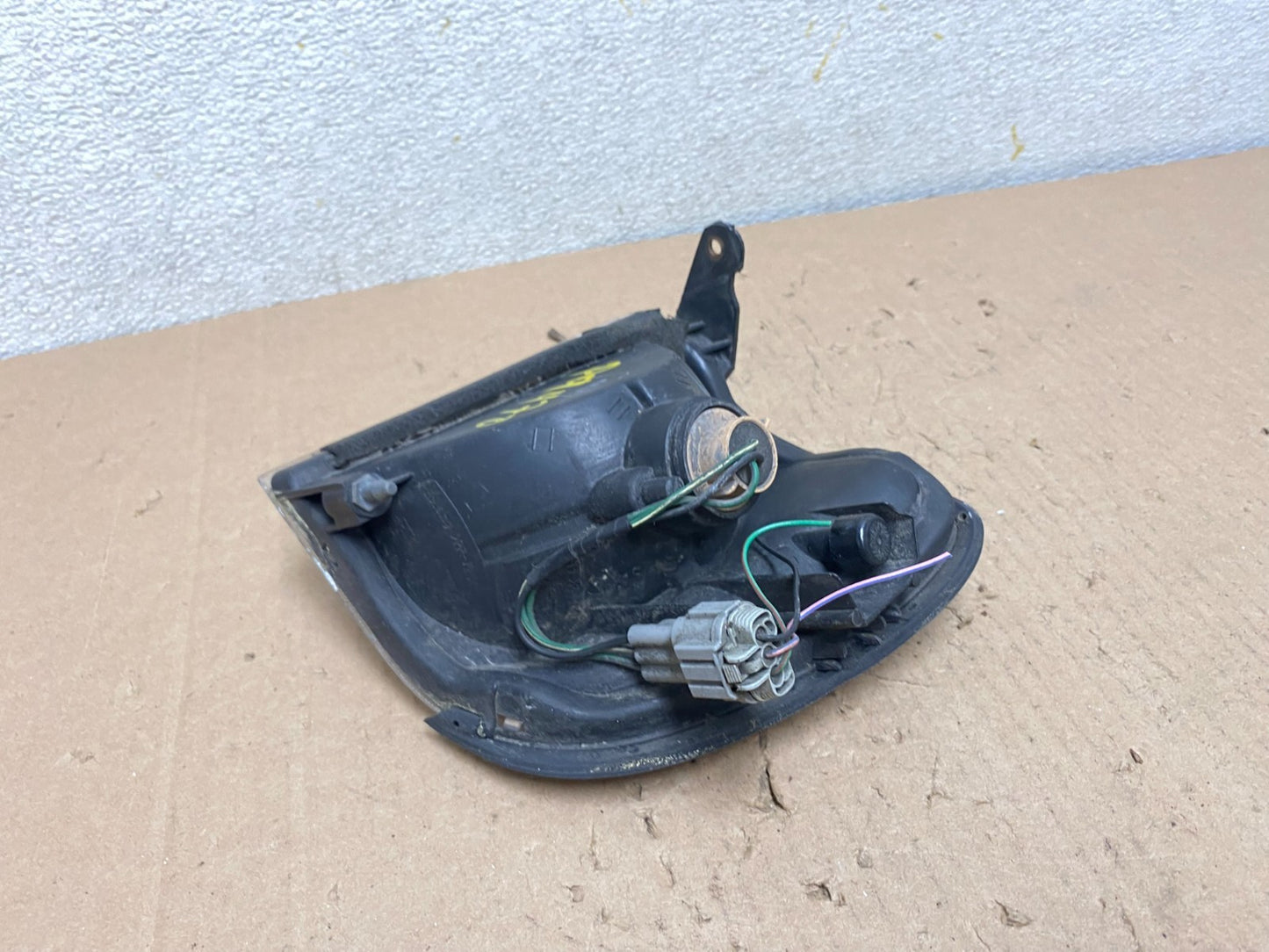 1999 to 2004 Nissan Pathfinder Passenger Corner Park Light Turn Signal P9470 DW5