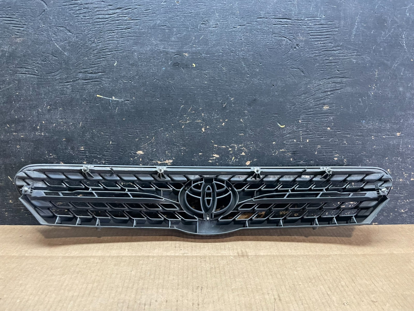 2004 to 2008 Toyota Matrix Front Upper Grill Grille Oem AA9122  DG3