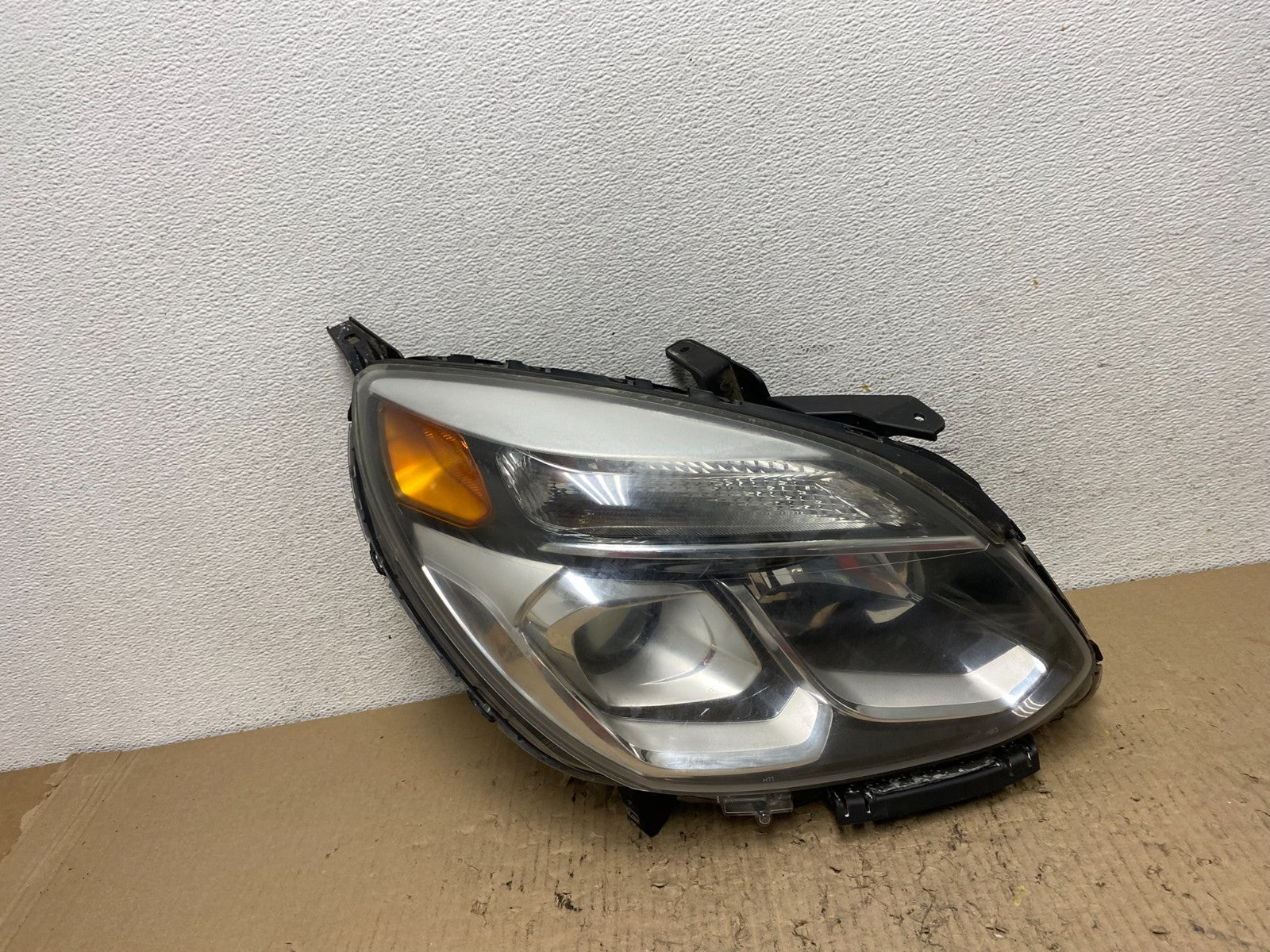 2016-2018 Chevrolet Equinox Right Passenger RH Halogen Headlight AF7193 DW0