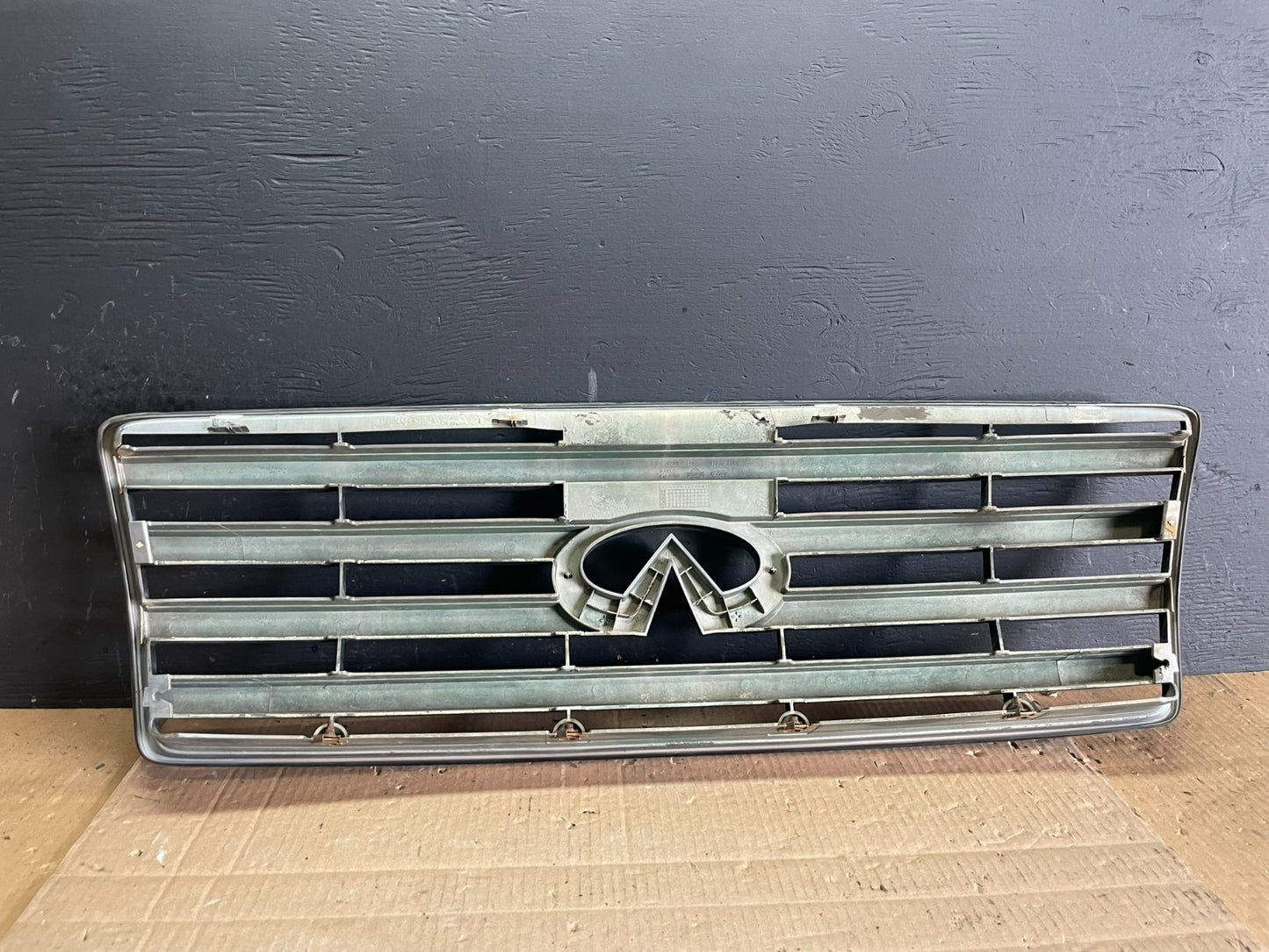 2004 to 2007 Infiniti QX56 Front Upper Chrome Grill Grille AB7681 DG6