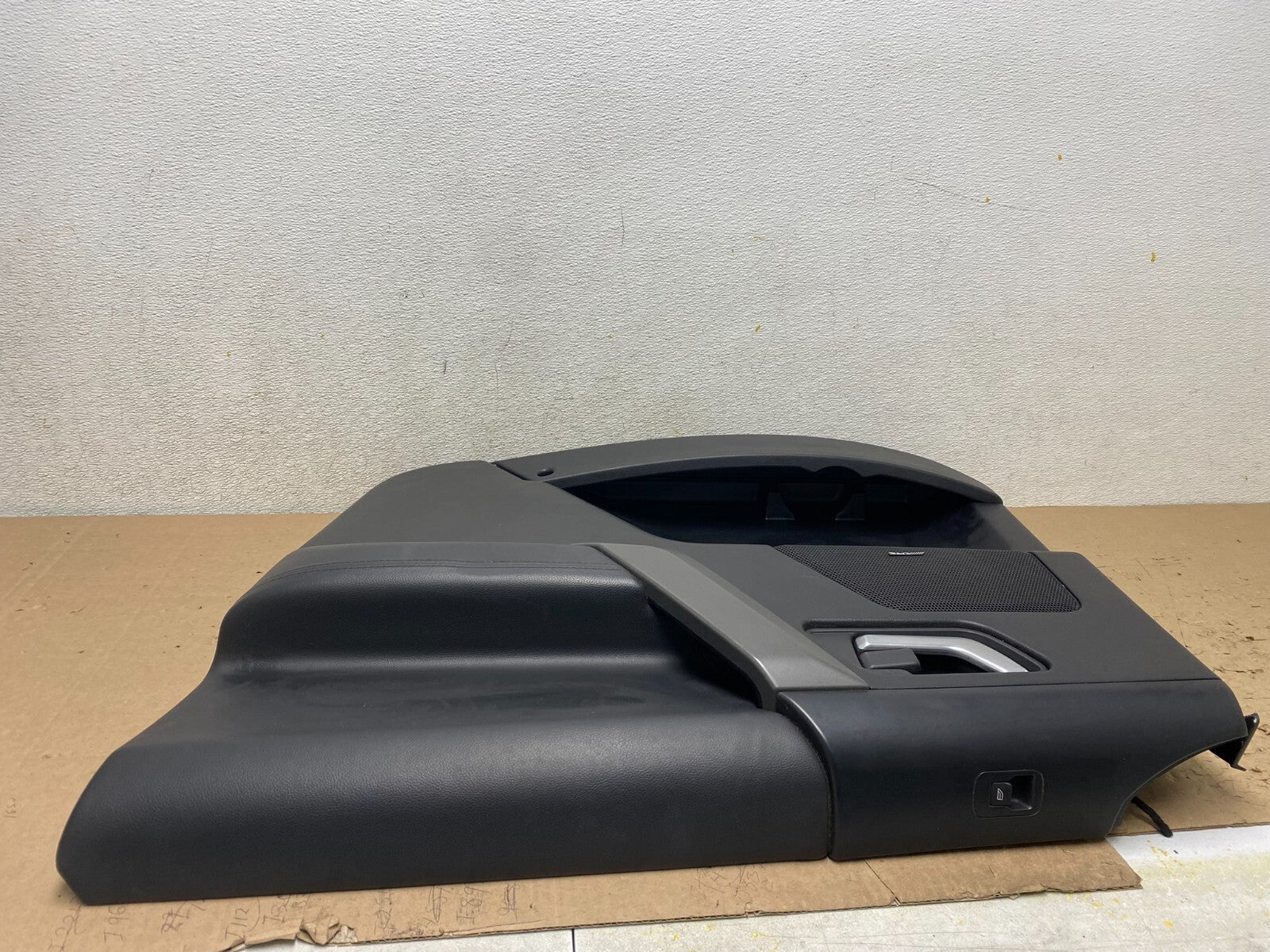 2008 to 2012 Land Rover Lr2 Front Right Passenger Side Door Panel j1483 PS4