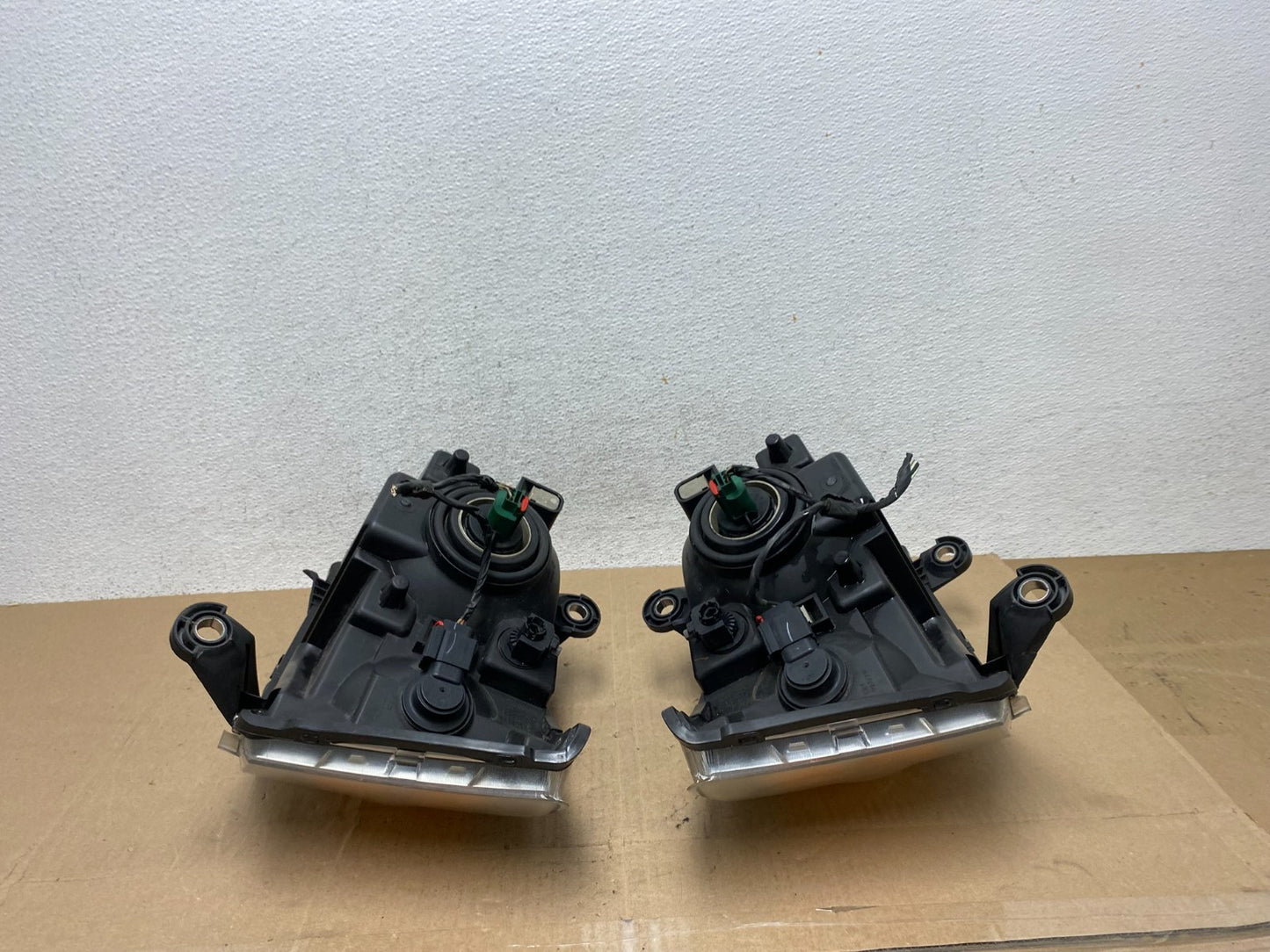 2008 to 2010 Dodge Caravan Left+Right Set Side Halogen Headlights AE6705 DW9