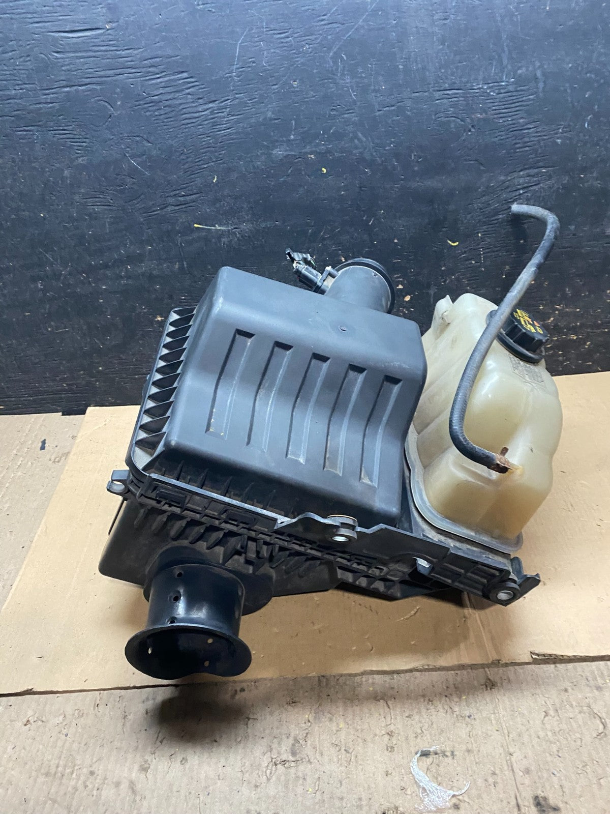 2007 to 2014 Ford Expedition Air Intake Cleaner Box Coolant Bottle x3105 DG1