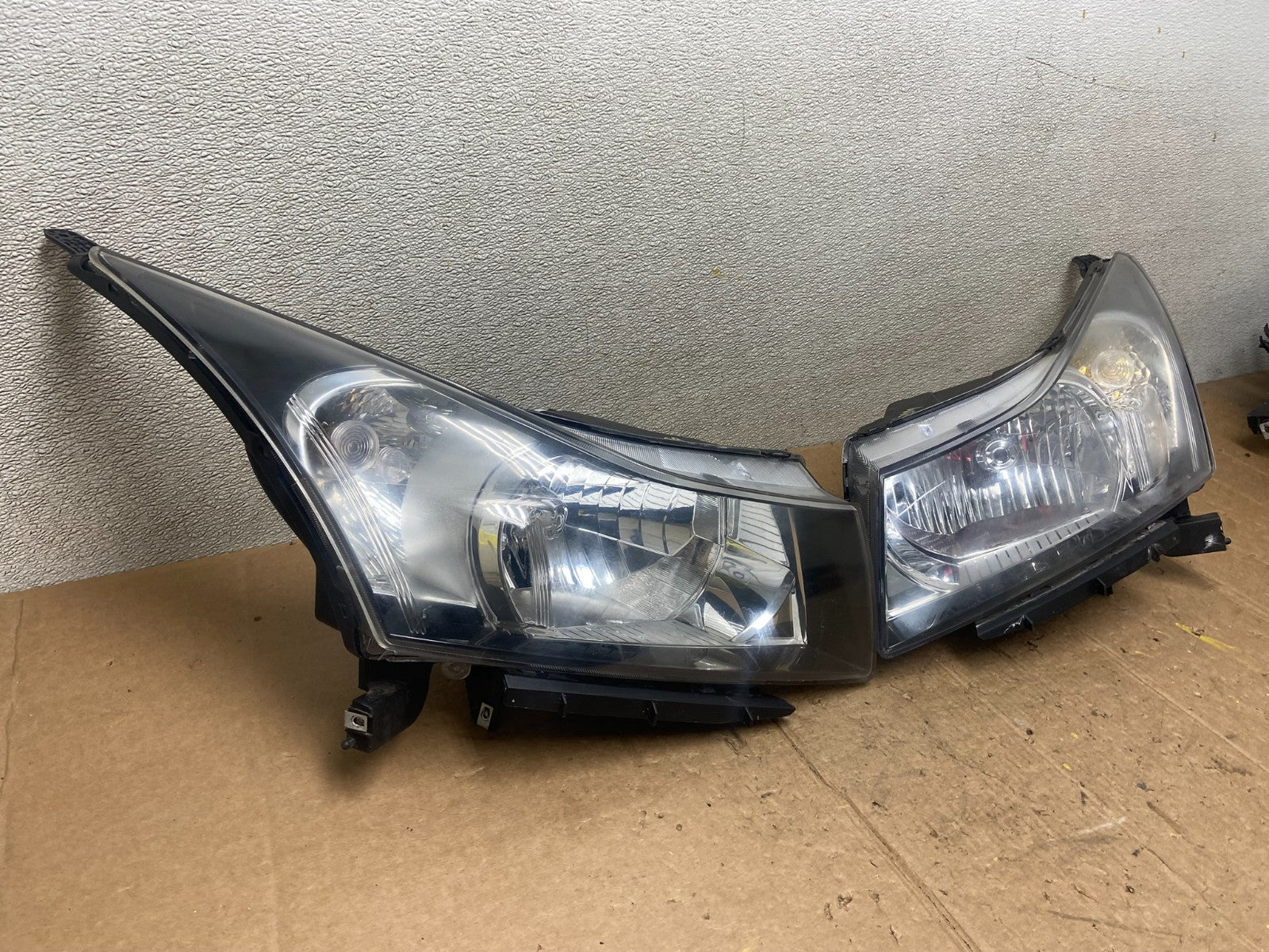2011 to 2015 Chevrolet Cruze Halogen Left+Right Set Headlights AA3579 PS1
