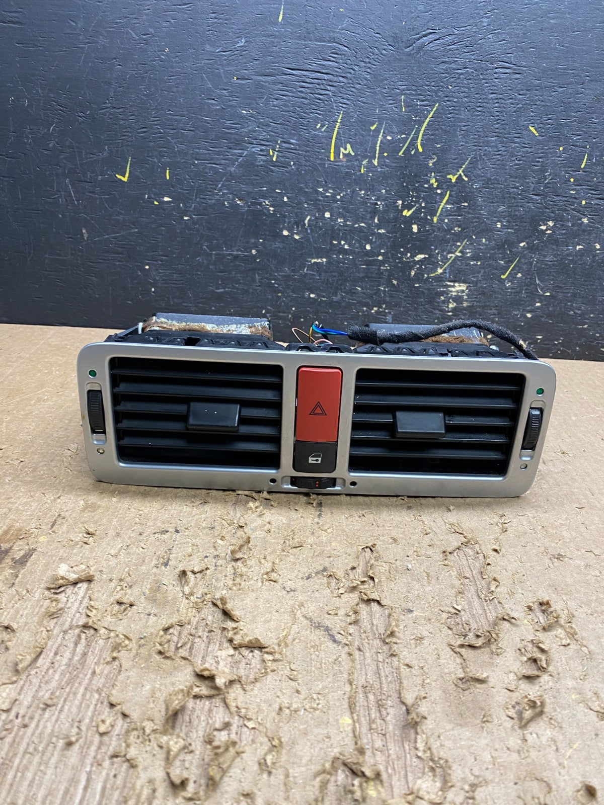 2003 to 2006 Land Rover Range Dashboard Center Middle Air Vent Grill Z9892 DG0