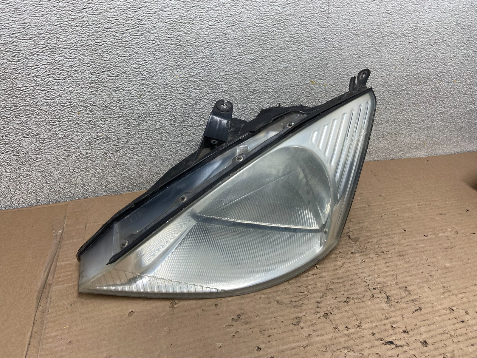 2000 to 2002 Ford Focus Left Driver LH Side Halogen Headlight AA9502 DG2