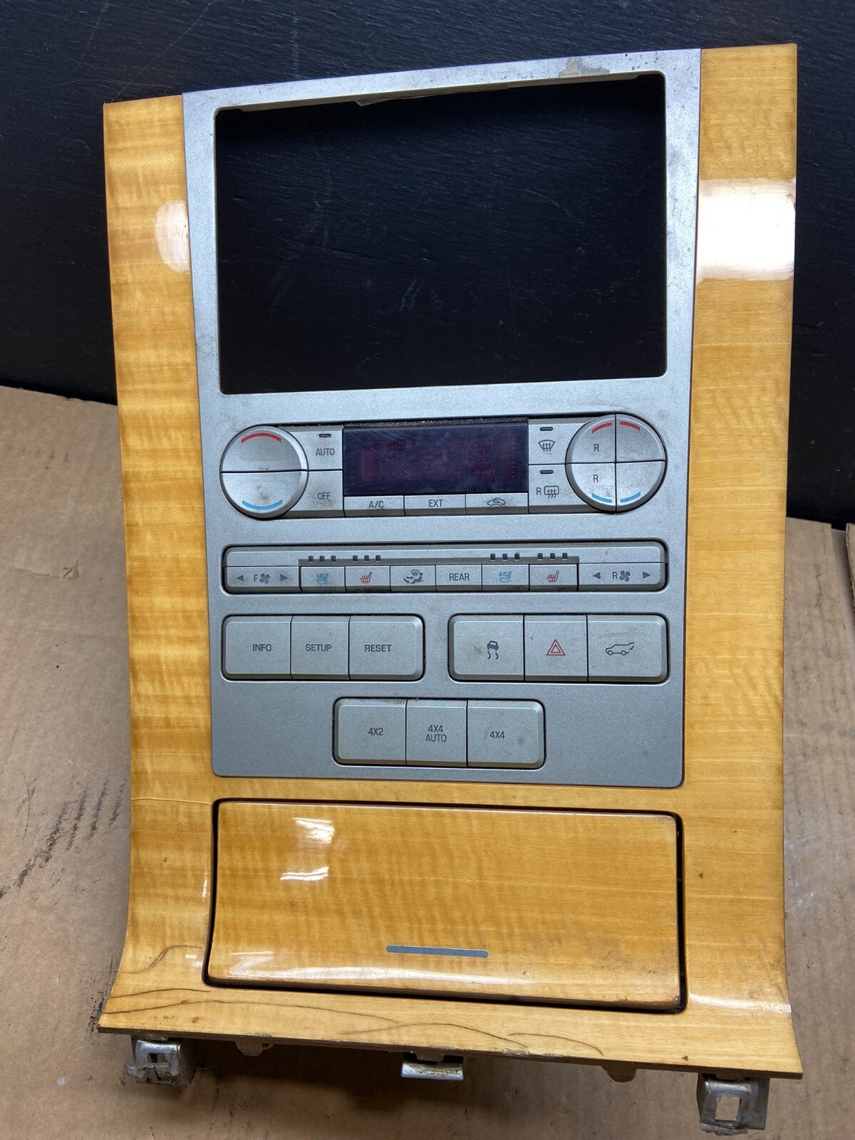 2007 to 2010 Lincoln Navigator Radio Stereo Climate Control Dash Trim D2063 DG10