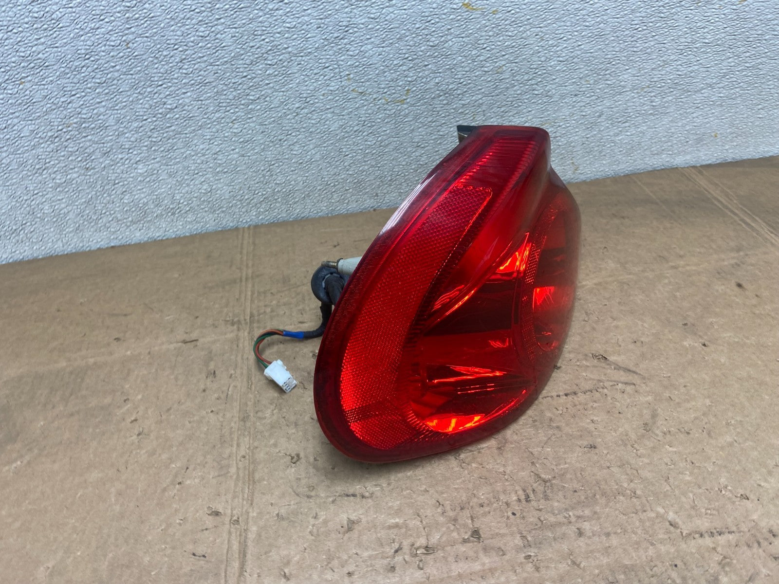 2002 to 2003 Kia Spectra Sedan Left Driver LH Side Tail Light Y6731 DW2