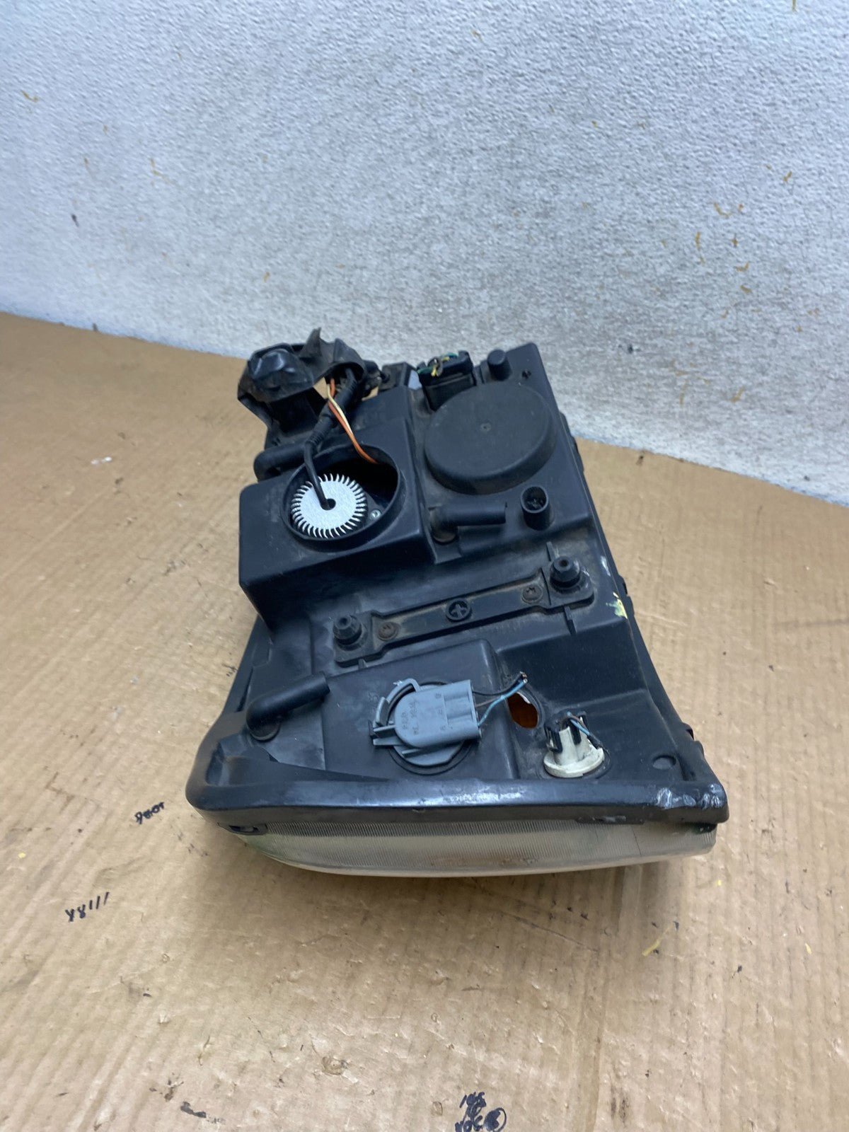 2002 to 2009 Gmc Envoy Left Driver Lh Side Headlight Halogen AI8189 DW9