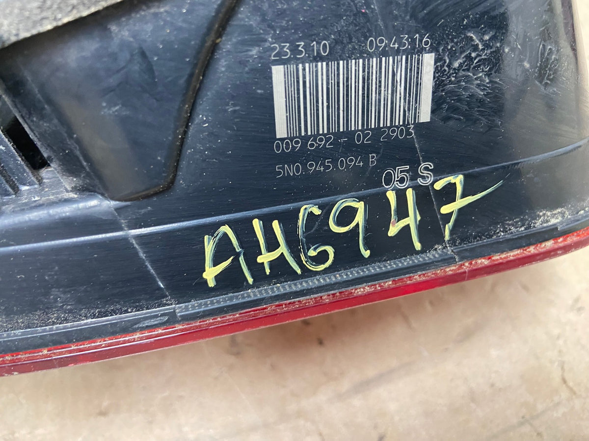 2009-2011 Volkswagen Tiguan Right Passenger Side Inner Tail Light AH6947 LK6