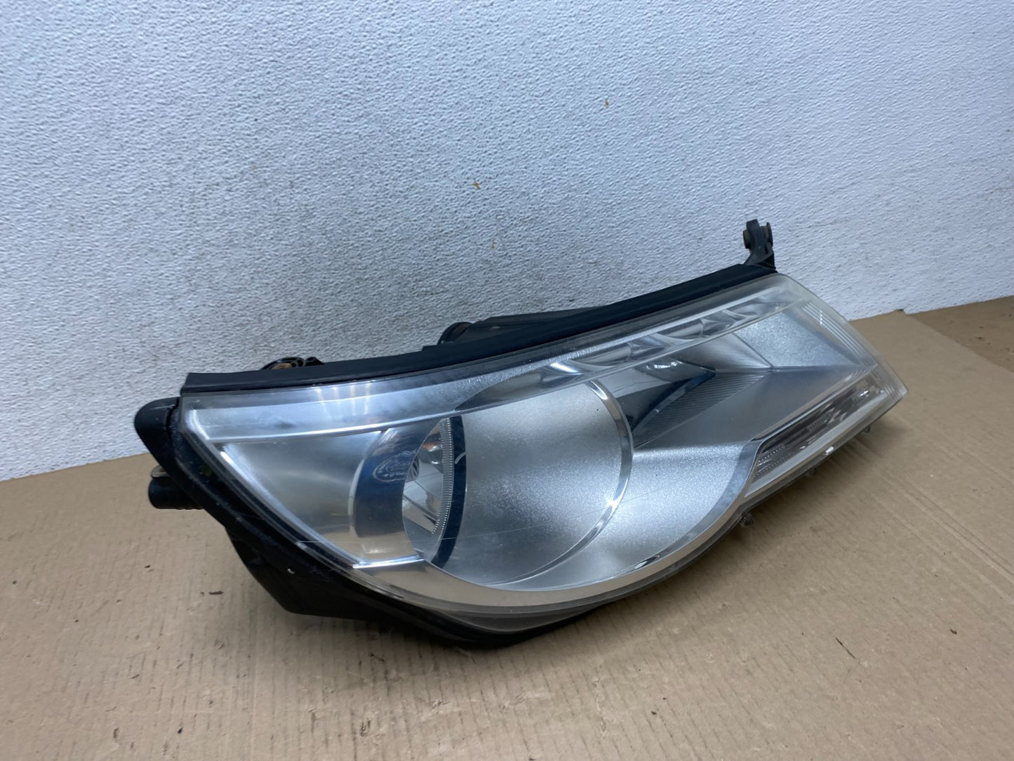 2009 to 2011 Volkswagen Tiguan Right Passenger Halogen Headlight AF5847 DW2