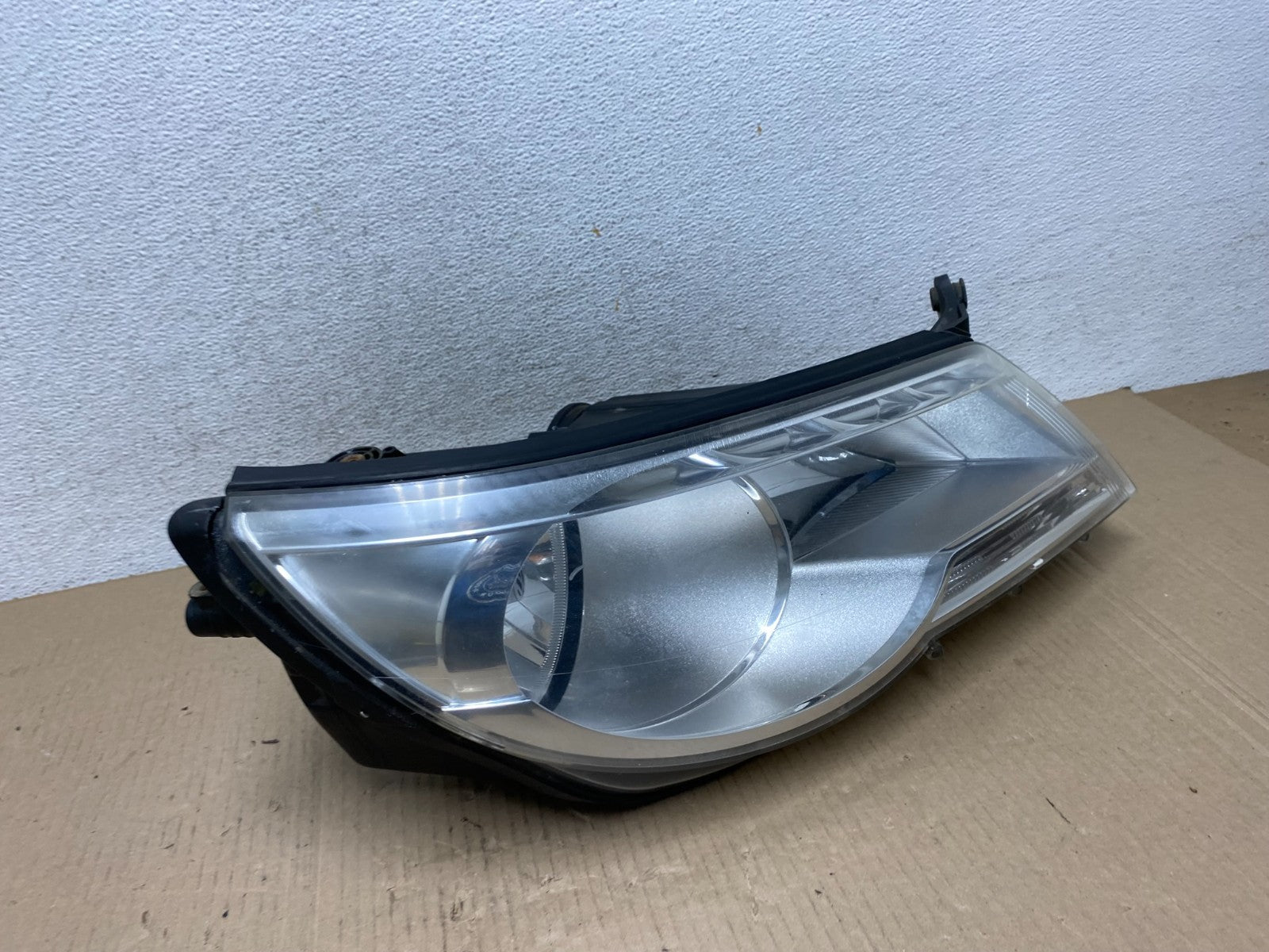 2009 to 2011 Volkswagen Tiguan Right Passenger Halogen Headlight AF5847 DW2