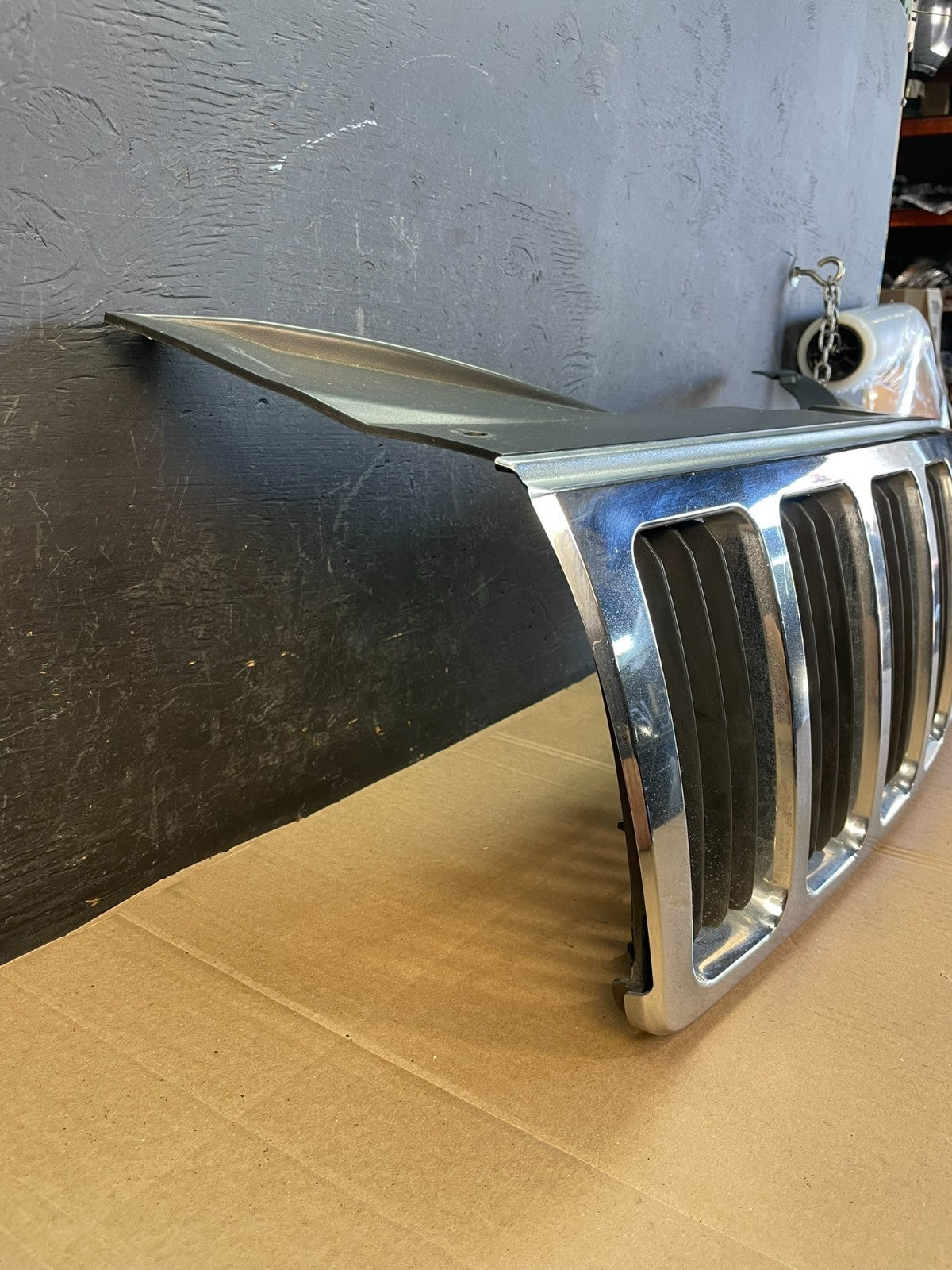 2005 to 2007 Jeep Grand Cherokee Front Upper Grill Grille Aftermarket AC2169 DG2