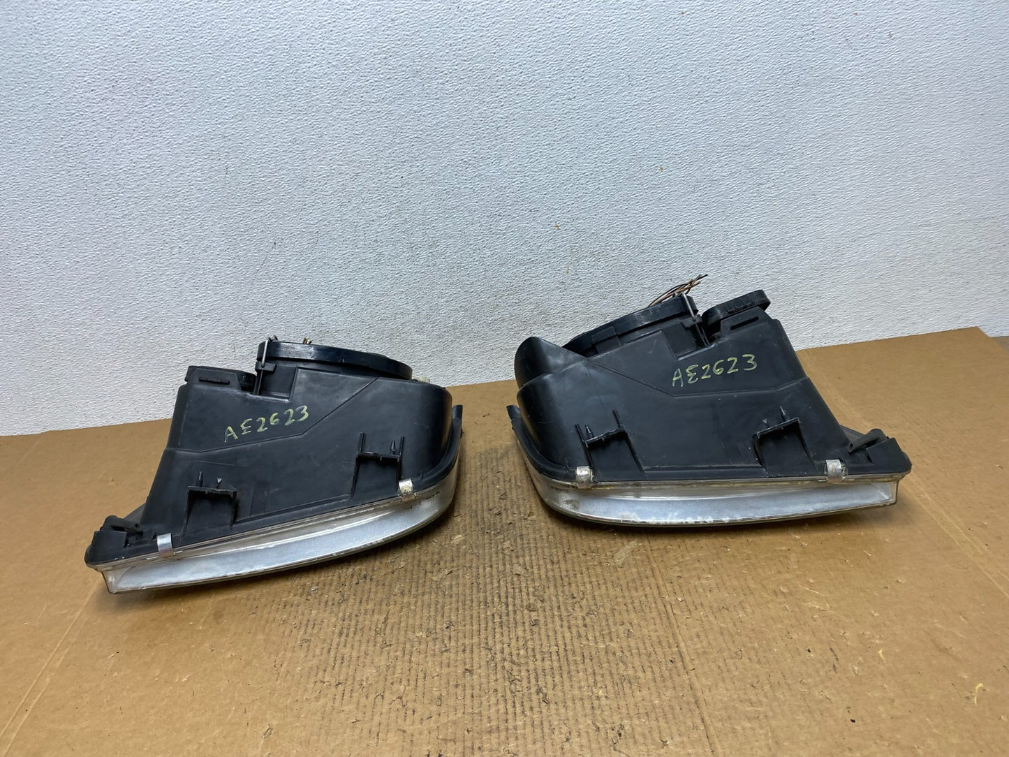 2002 to 2004 Volkswagen Jetta Left+Right Headlights AE2623 DW8