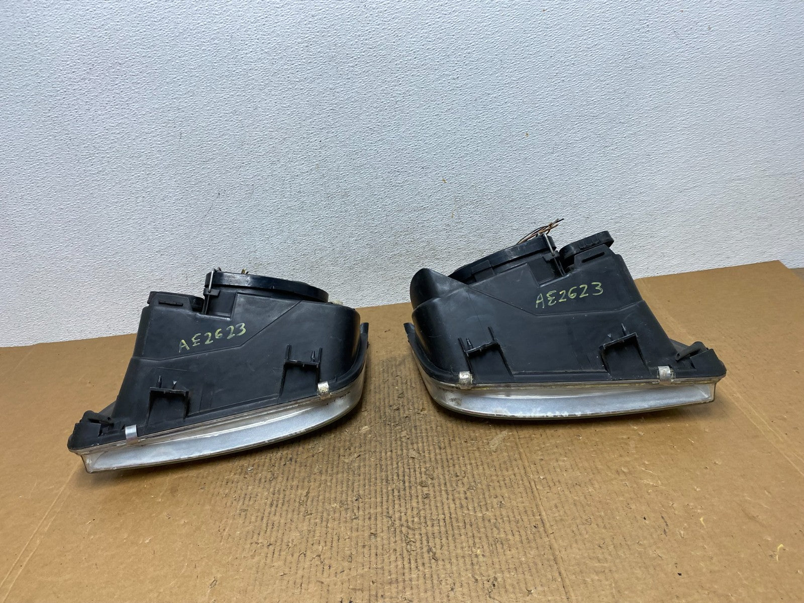 2002 to 2004 Volkswagen Jetta Left+Right Headlights AE2623 DW8
