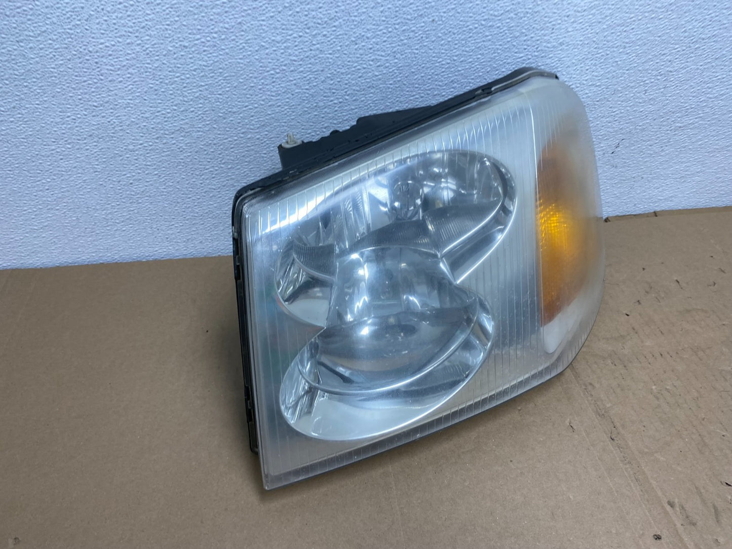 2002 to 2009 Gmc Envoy Left Driver Lh Side Headlight Halogen Oem AB6850 DW2