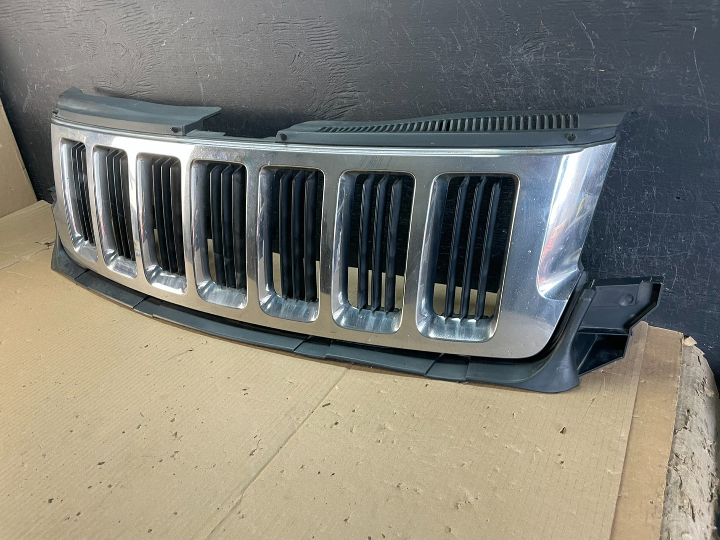 2011 to 2013 Jeep Grand Cherokee Front Upper Grill Grille AE3613 DG2