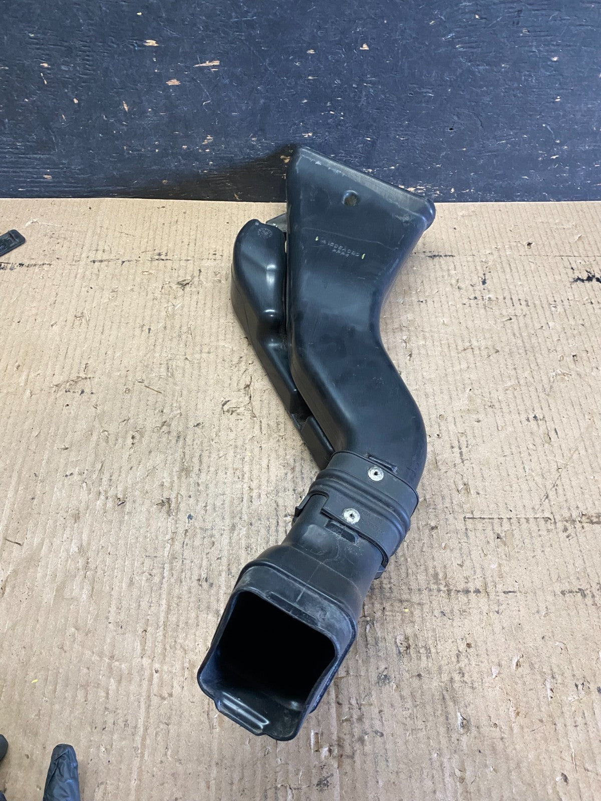 2009 Mitsubishi Outlander 1505A090 Air Intake Tube/Resonator Q3258 DG6