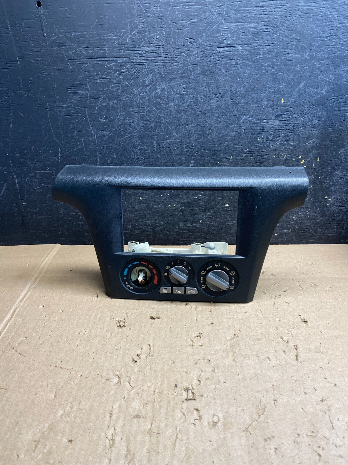 2003-2006 Mitsubishi Outlander Radio Climate Temperature Control Bezel AJ1561 DG0