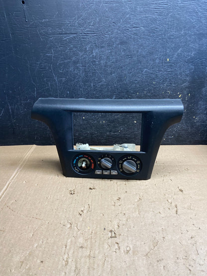 2003-2006 Mitsubishi Outlander Radio Climate Temperature Control Bezel AJ1561 DG0