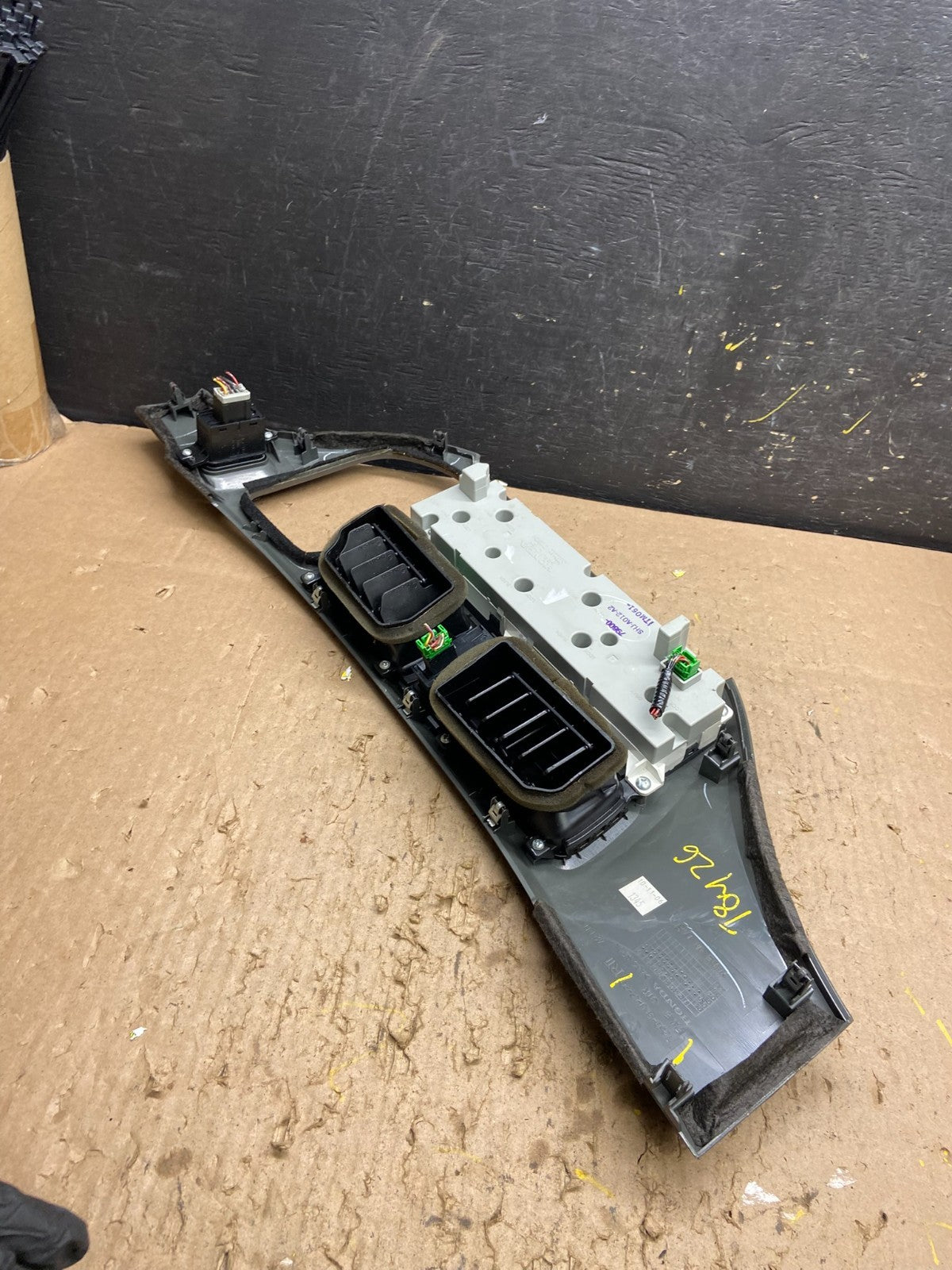 2005 to 2010 Honda Odyssey  Radio Climate Control Dash Trim Bezel T8426 DG3
