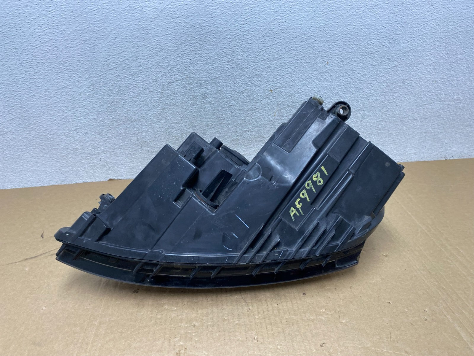 2011 to 2014 Volkswagen Jetta Right Passenger RH Headlight Halogen AF9981 DW7