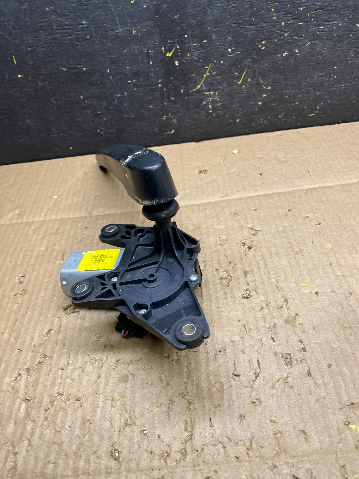 2013 to 2020 Buick Encore Windshield Rear Wiper Motor V1564 DG2