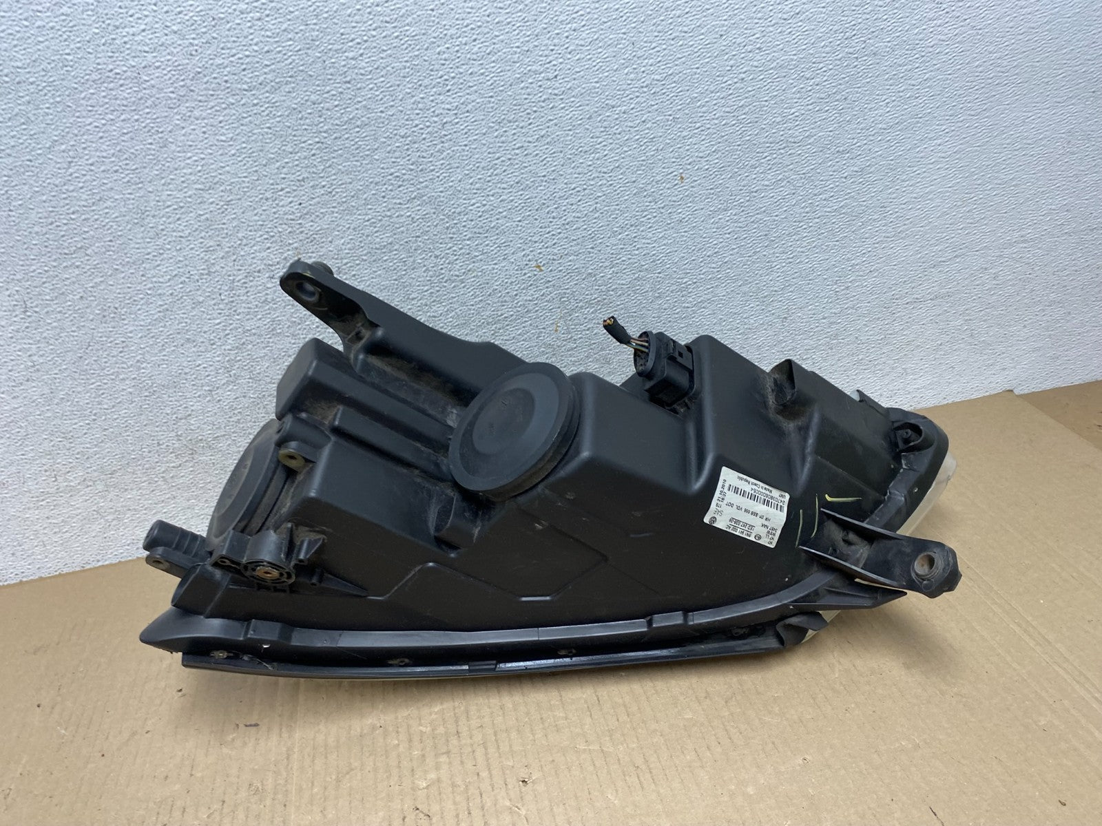 2009 to 2011 Volkswagen Tiguan Right Passenger Halogen Headlight AF5847 DW6