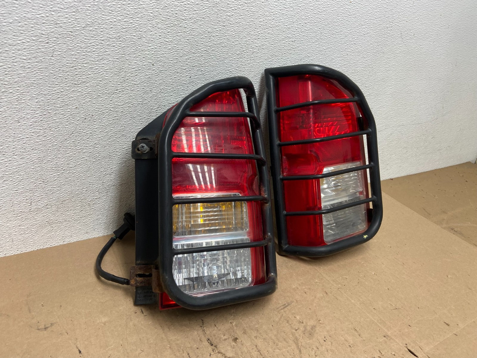 2005 to 2012 Nissan Pathfinder Tail lights Left+Right Side AE6161 DW2