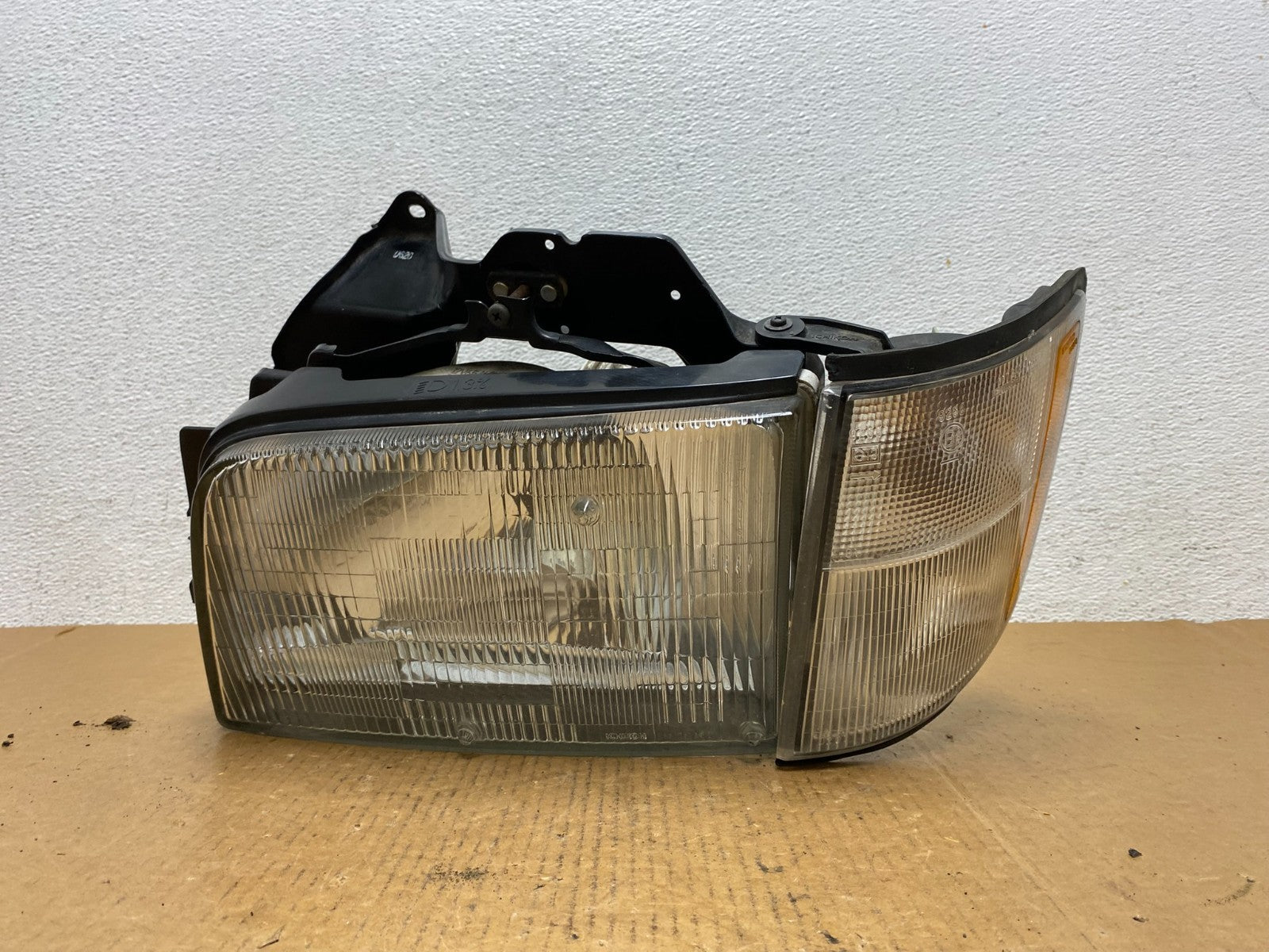 1992-1997 Isuzu Trooper Left Driver LH Side Halogen Headlight ad9259 DG0