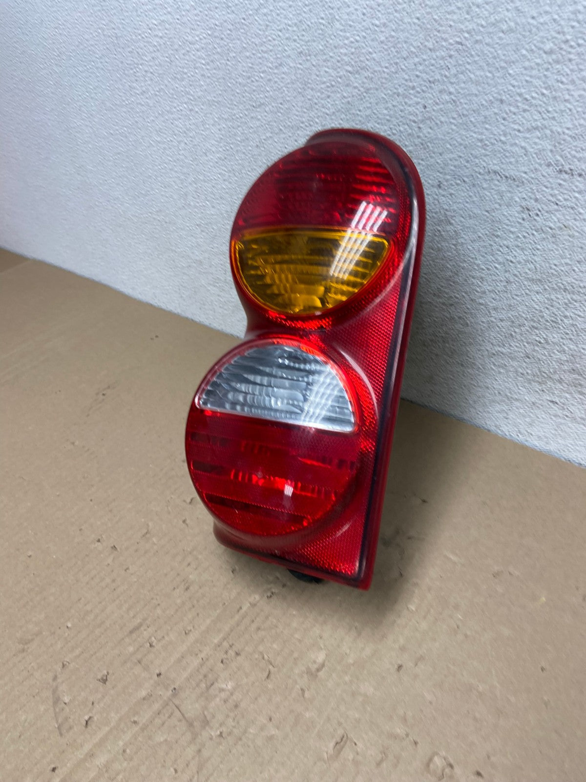 2002 2003 2004 Jeep Liberty Left Driver LH Side Tail Light AE9572 LK1